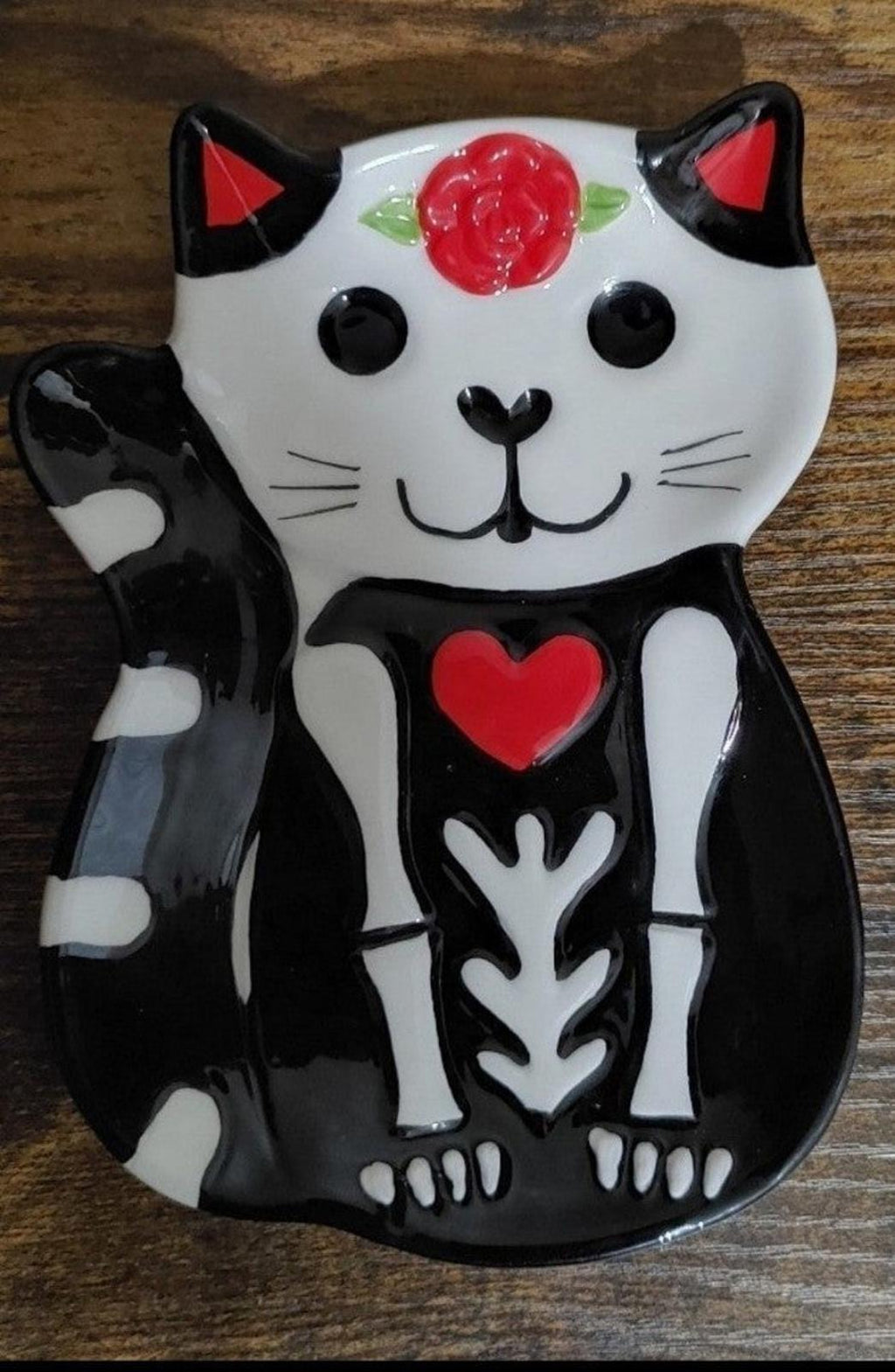 Black-and-white cat trinket plate with red rose flower on head and heart on chest