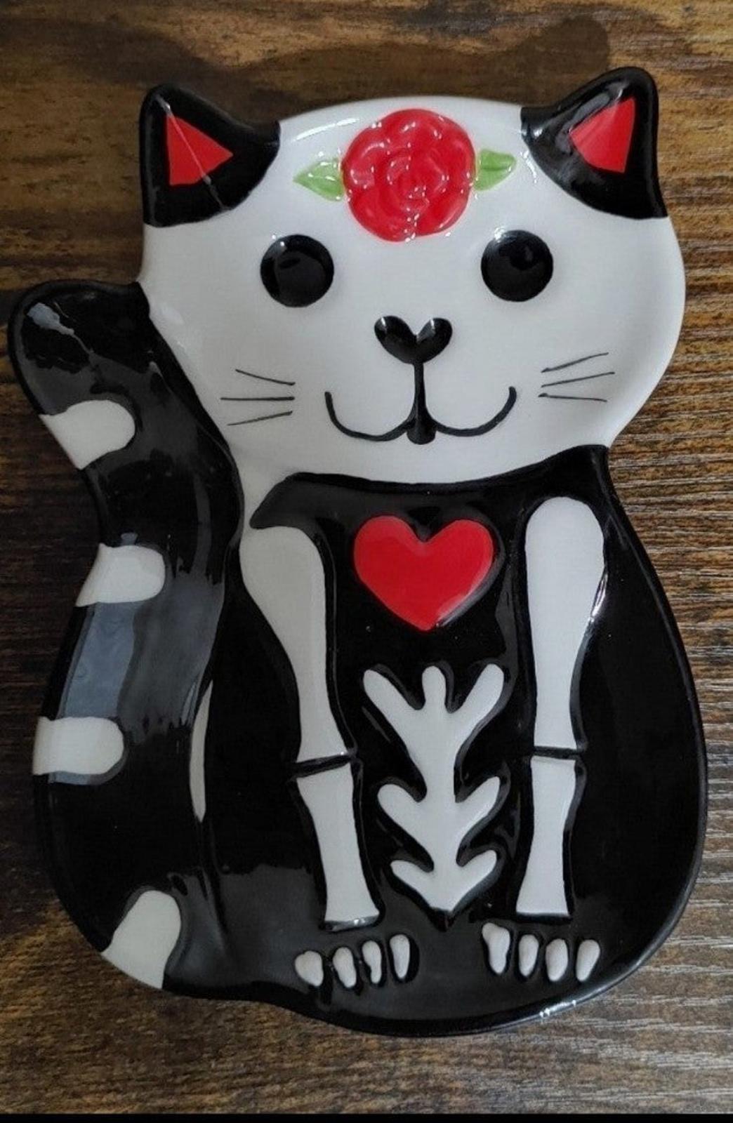 Black-and-white cat trinket plate with red rose flower on head and heart on chest