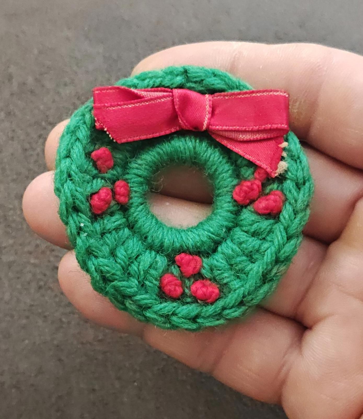 1980s Handcrafted Knitted Christmas Wreath Brooch