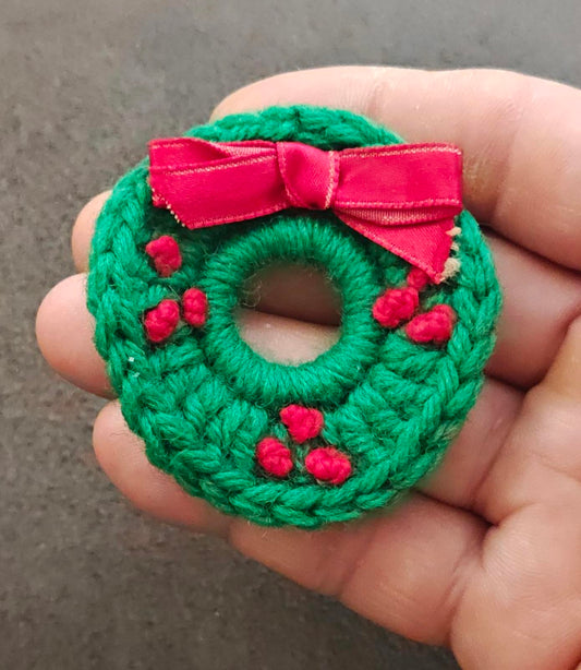 1980s Handcrafted Knitted Christmas Wreath Brooch