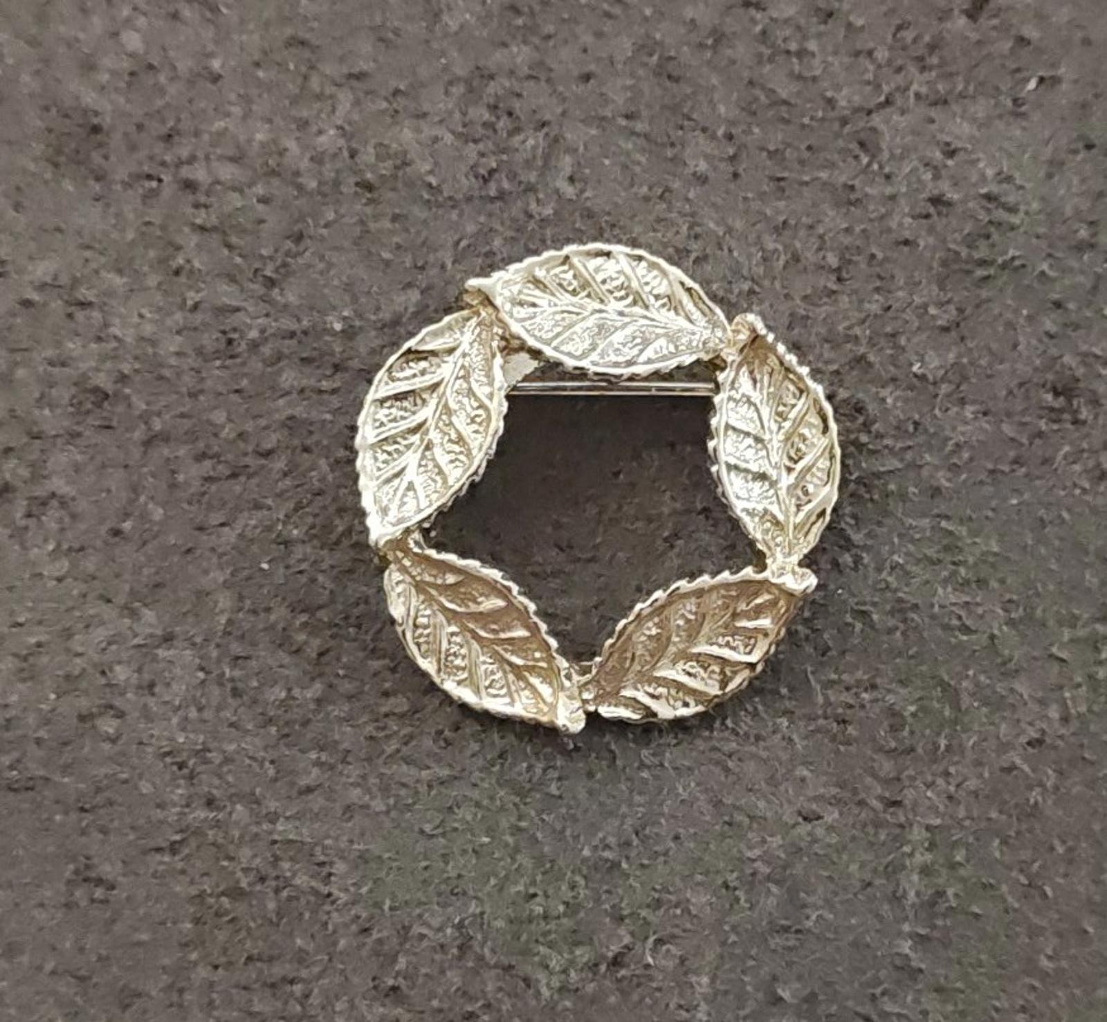 1960s Gerry's Gold Tone Textured Leaf Wreath Brooch