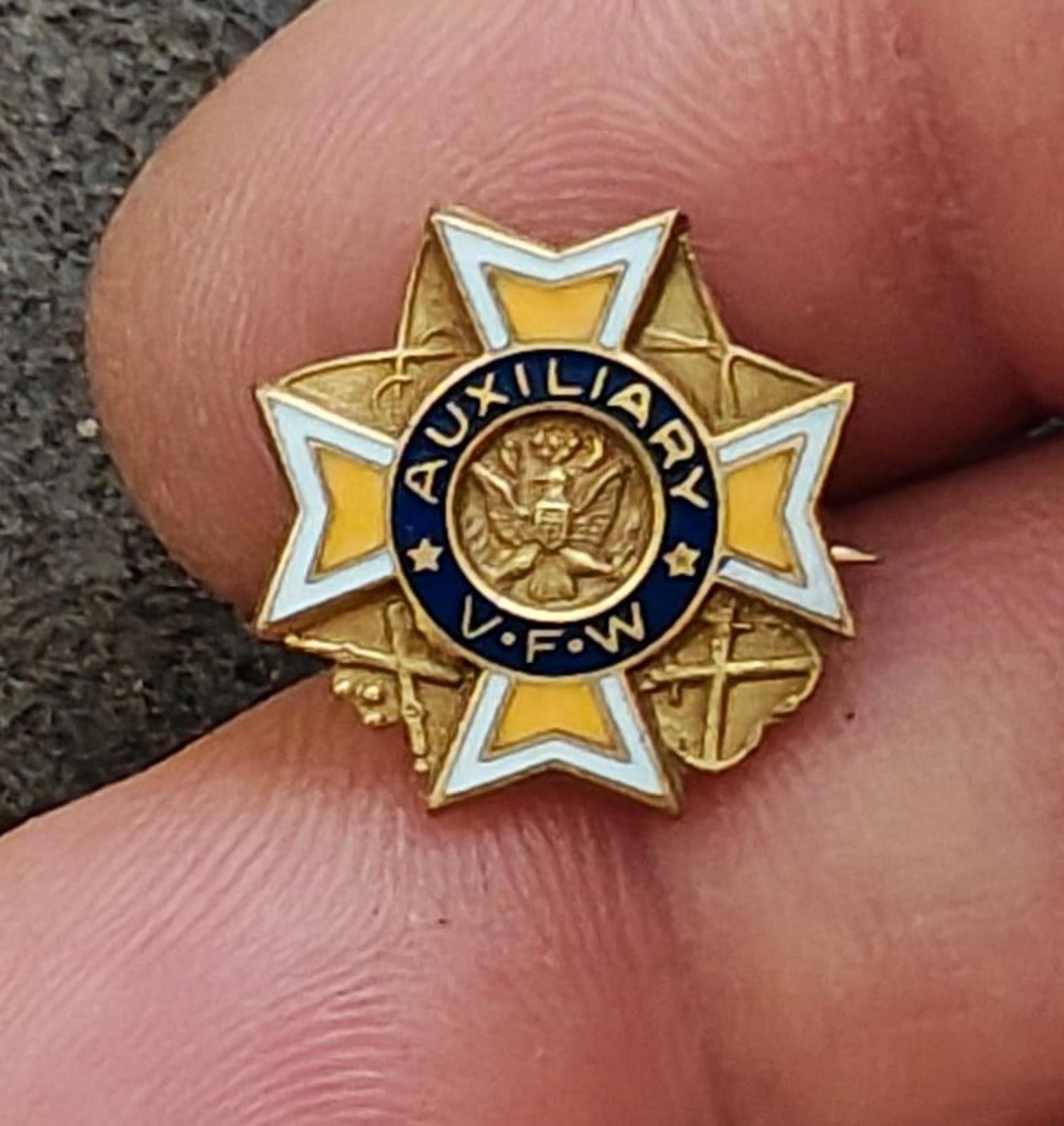 1940's Veterans Of Foreign Wars (VFW) Auxiliary Gold Tone Pin