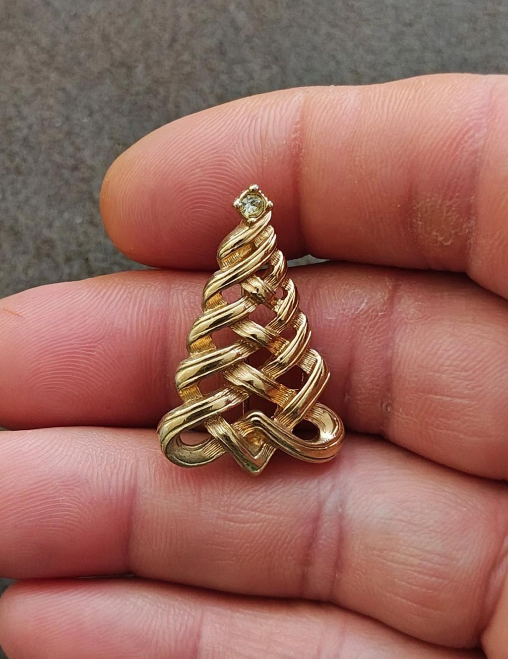 Gold-tone Christmas tree brooch with rhinestone top, spiral twisted ribbon details