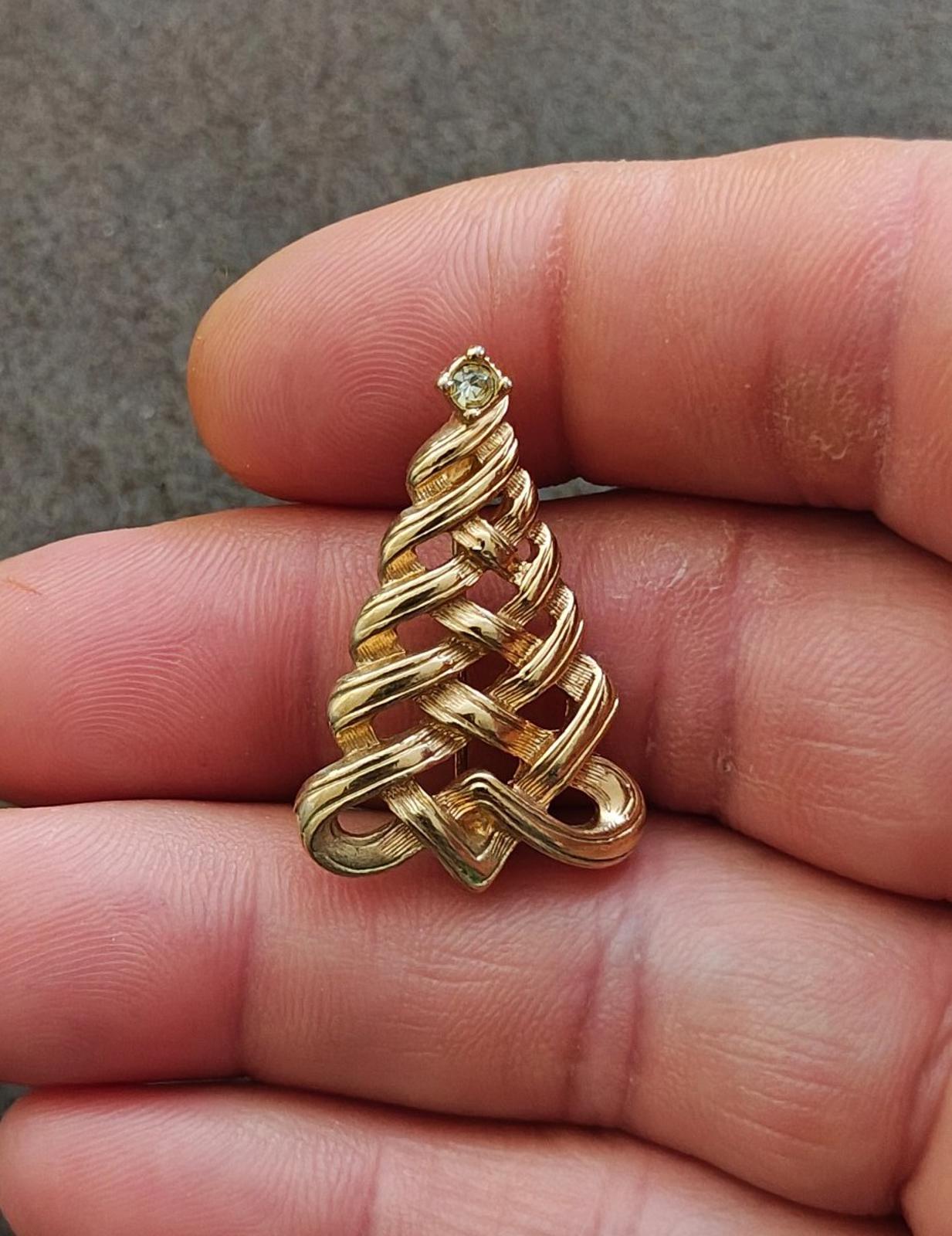 1980s Signed Avon Christmas Tree Gold Tone With Rhinestone Brooch