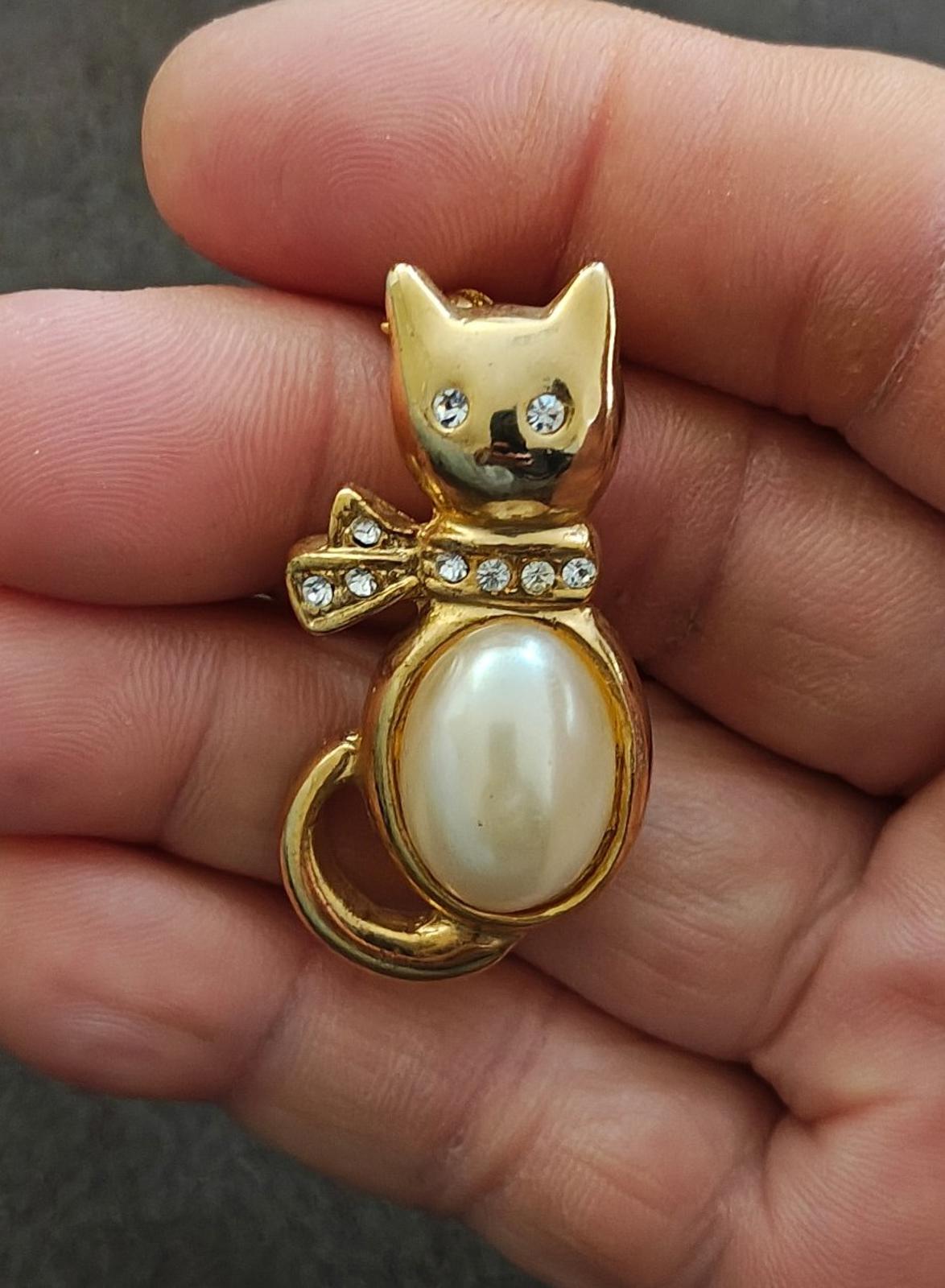 1980s Jelly Belly Cat  Gold Tone Brooch With Large Faux Pearl and Rhinestones