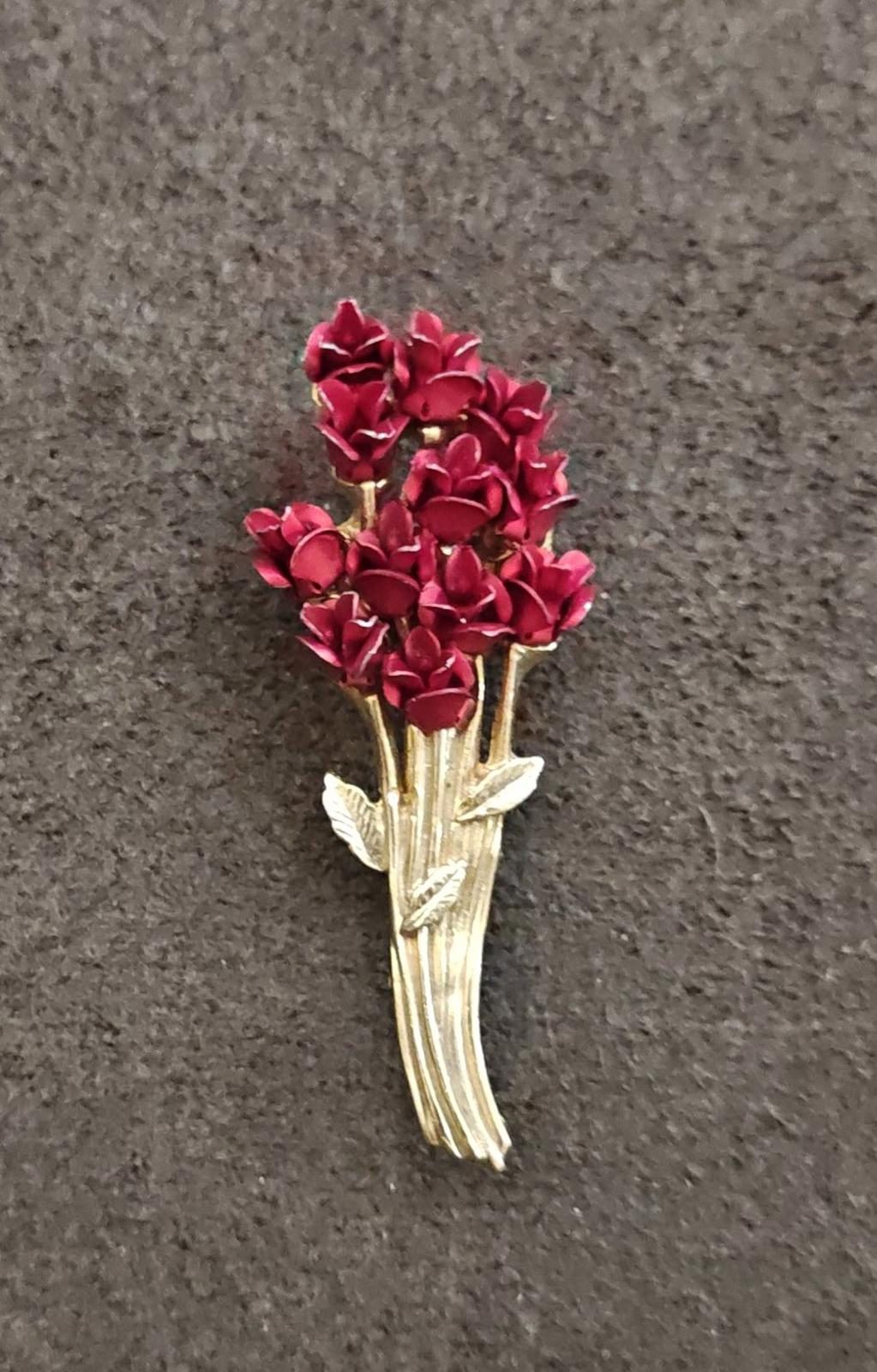 1997 Red Rose Bouquet Gold Tone Brooch Marked DM97