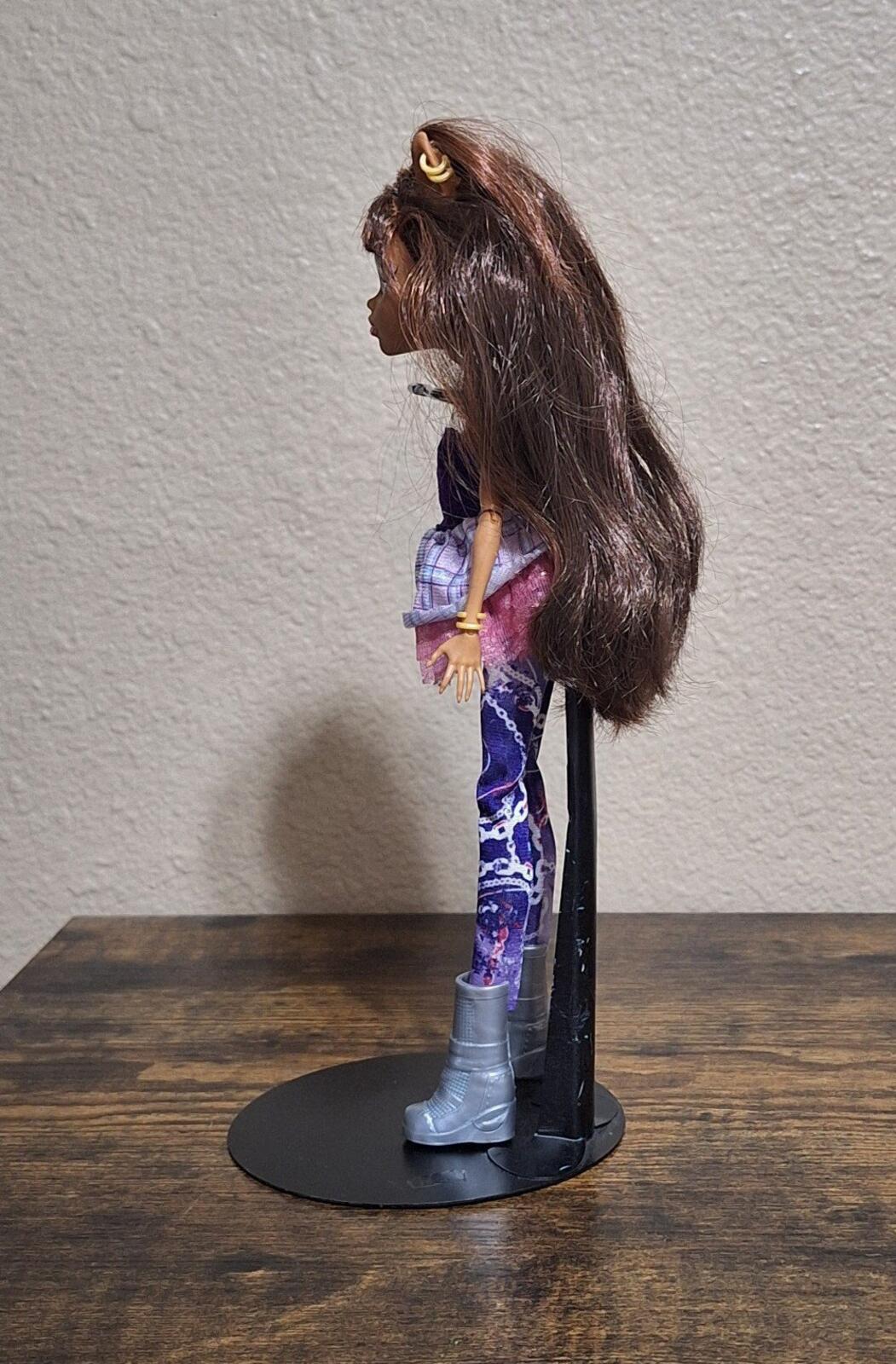 2008 Monster High Clawdeen Wolf With Purple & Pink Outfit.