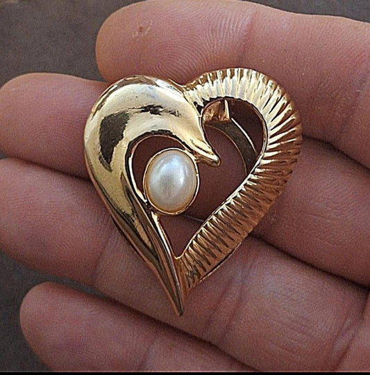 1990's Shiny Gold Tone With Faux Pearl Heart Shaped Hinged Scarf Clip