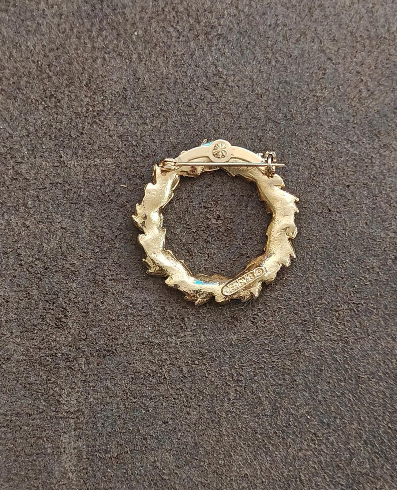 1980s Gold Tone Signed Gerry's Textured Leaf Wreath Brooch