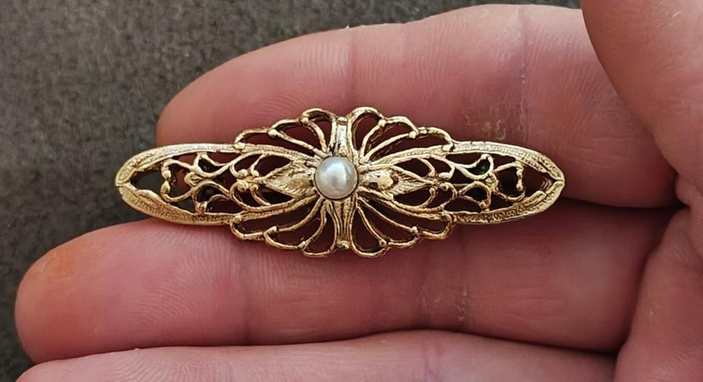 Gold-tone Victorian filigree bar brooch with central faux pearl