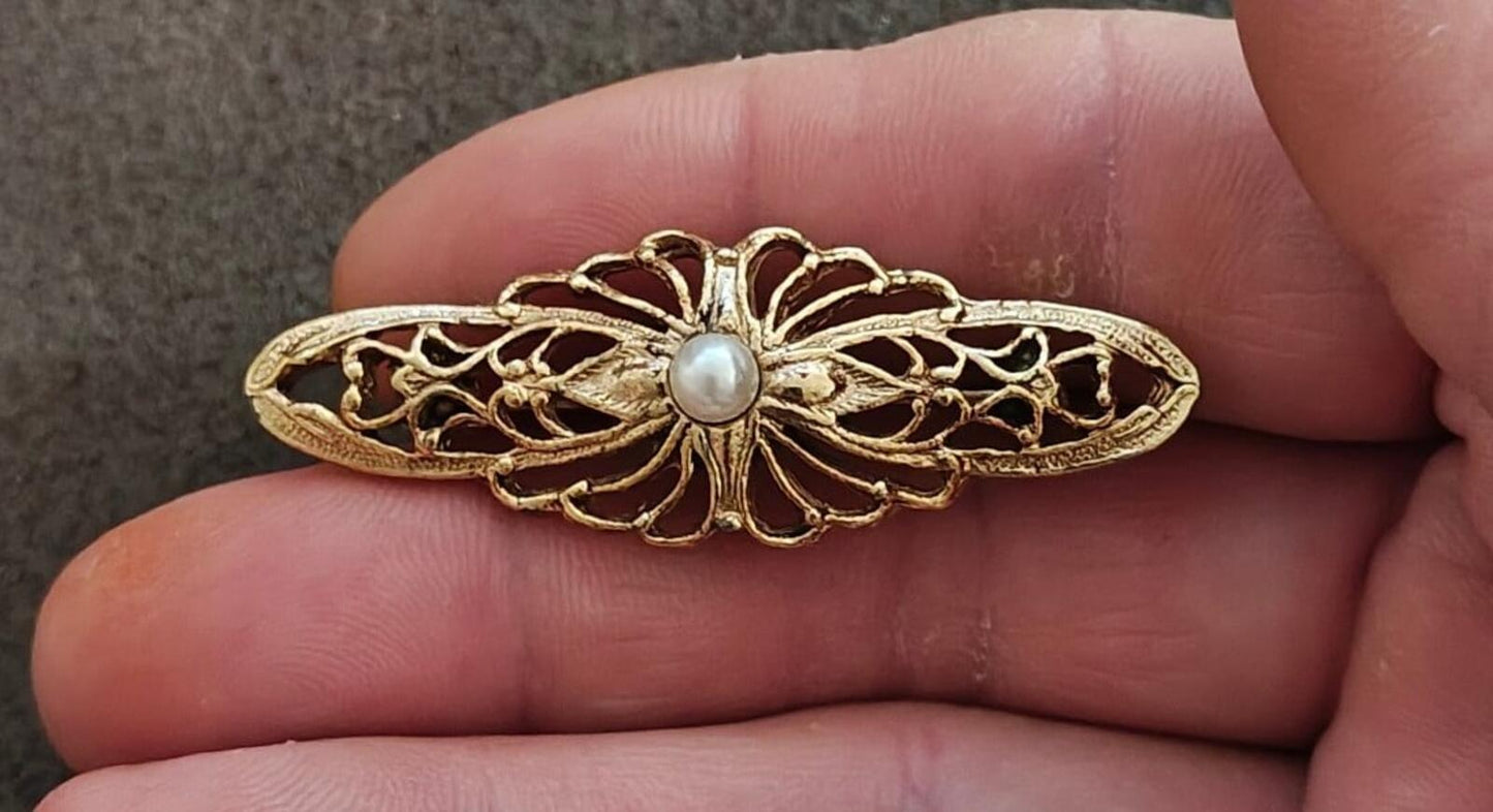 1980s Victorian Style Gold Tone Bar Brooch With a Central Faux Pearl Accent