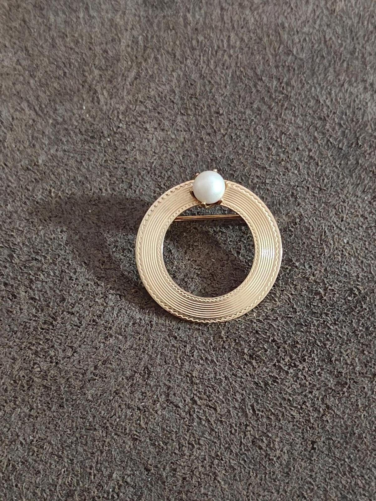 1980's Circle Textured With Faux Pearl Gold Tone Brooch Pin