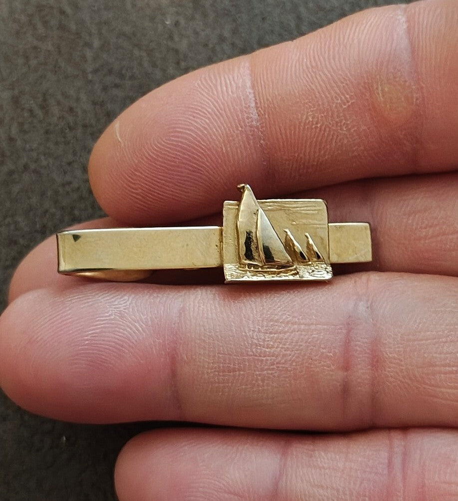 1950s/60s Classic Nautical Elegance Gold Tone Sailboat Tie Bar Clip