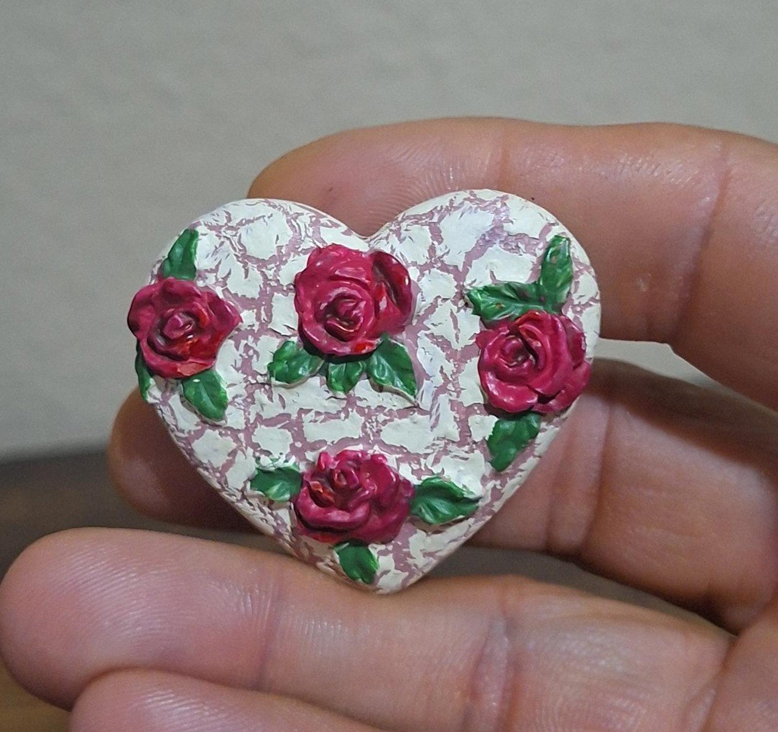 Heart-shaped resin pin with crackled white finish, red rose blooms and green leaves
