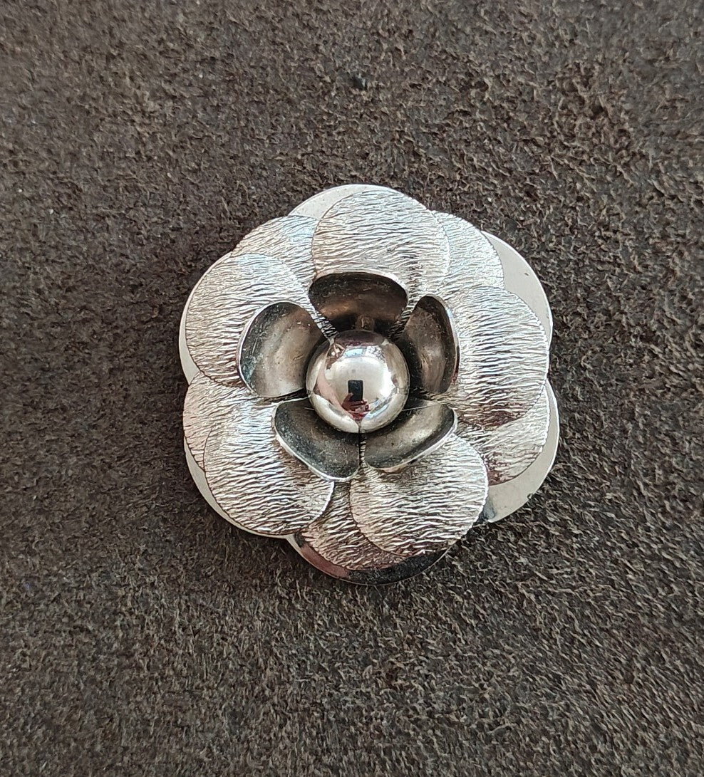 1970s/80s Lieba USA Textured Flower Scarf Clip