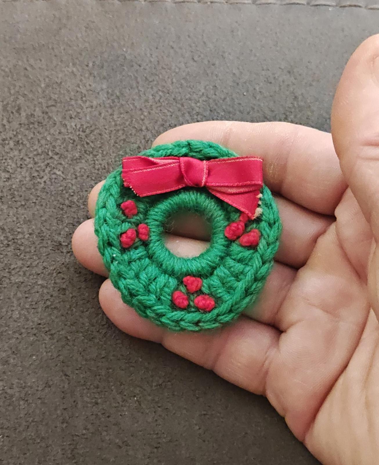 1980s Handcrafted Knitted Christmas Wreath Brooch