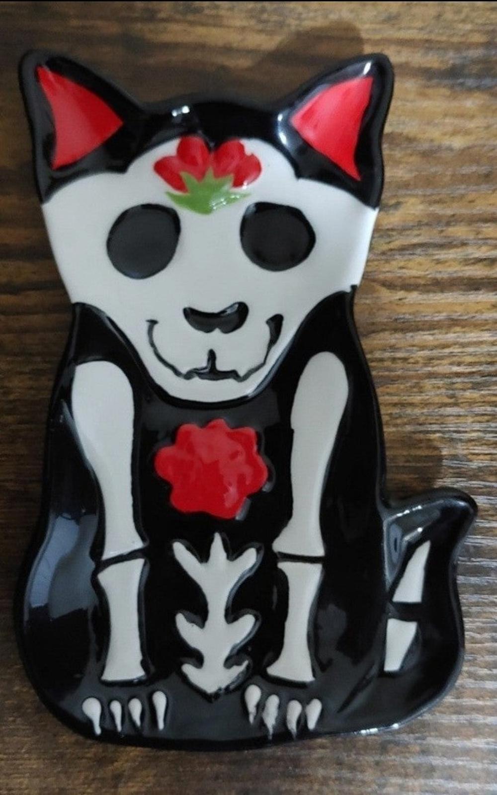 Black-and-white cat trinket plate with red heart and flower on chest