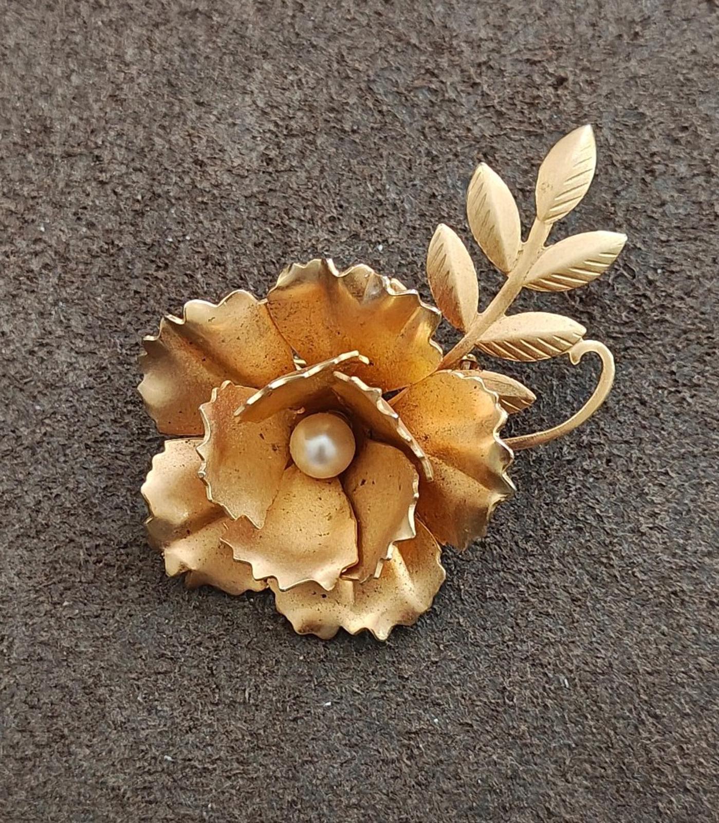 1950s Vintage Matte Gold Tone Floral Brooch With Faux Pearl