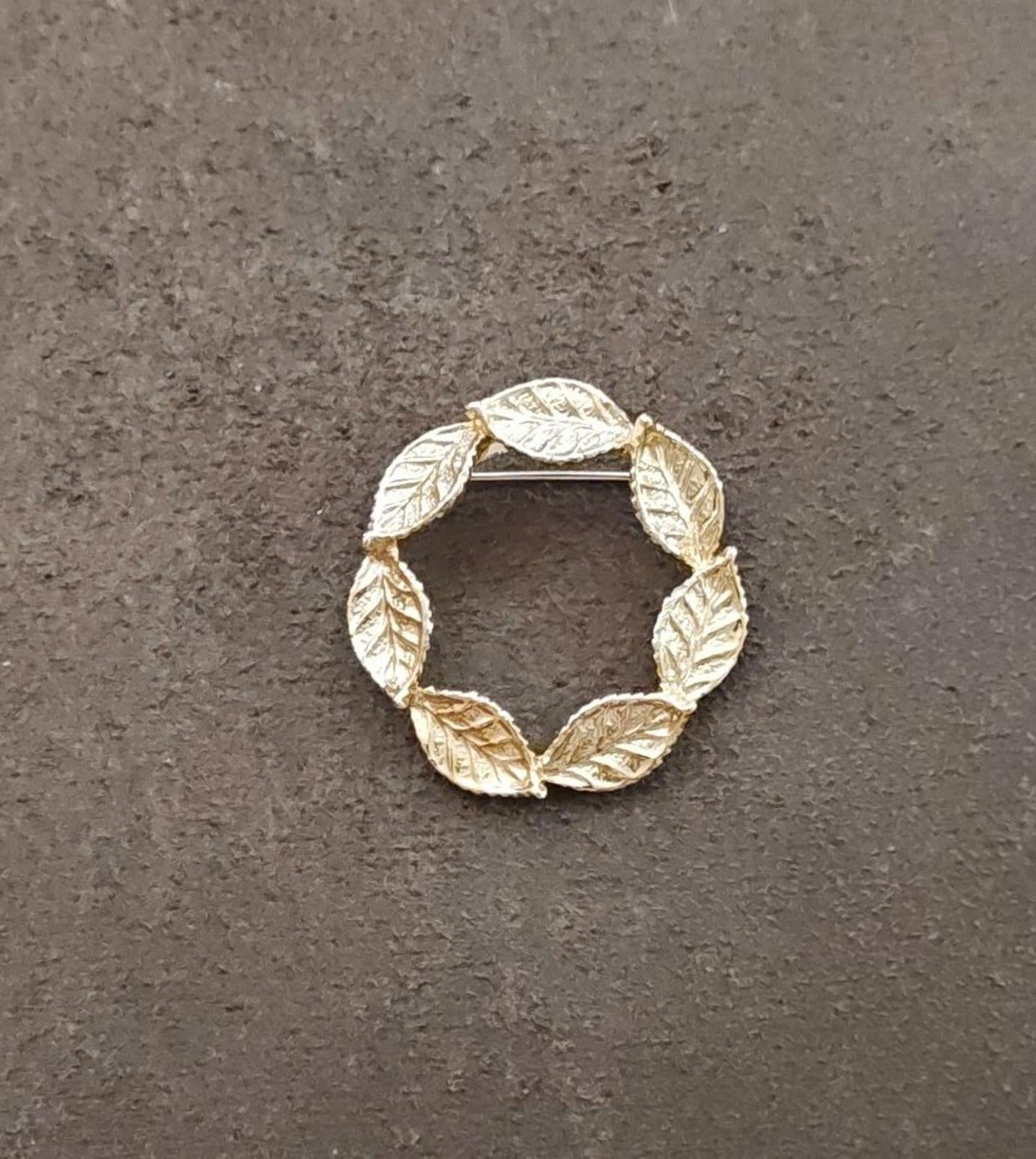1960s Gerry's Gold Tone Textured Leaf Wreath Brooch