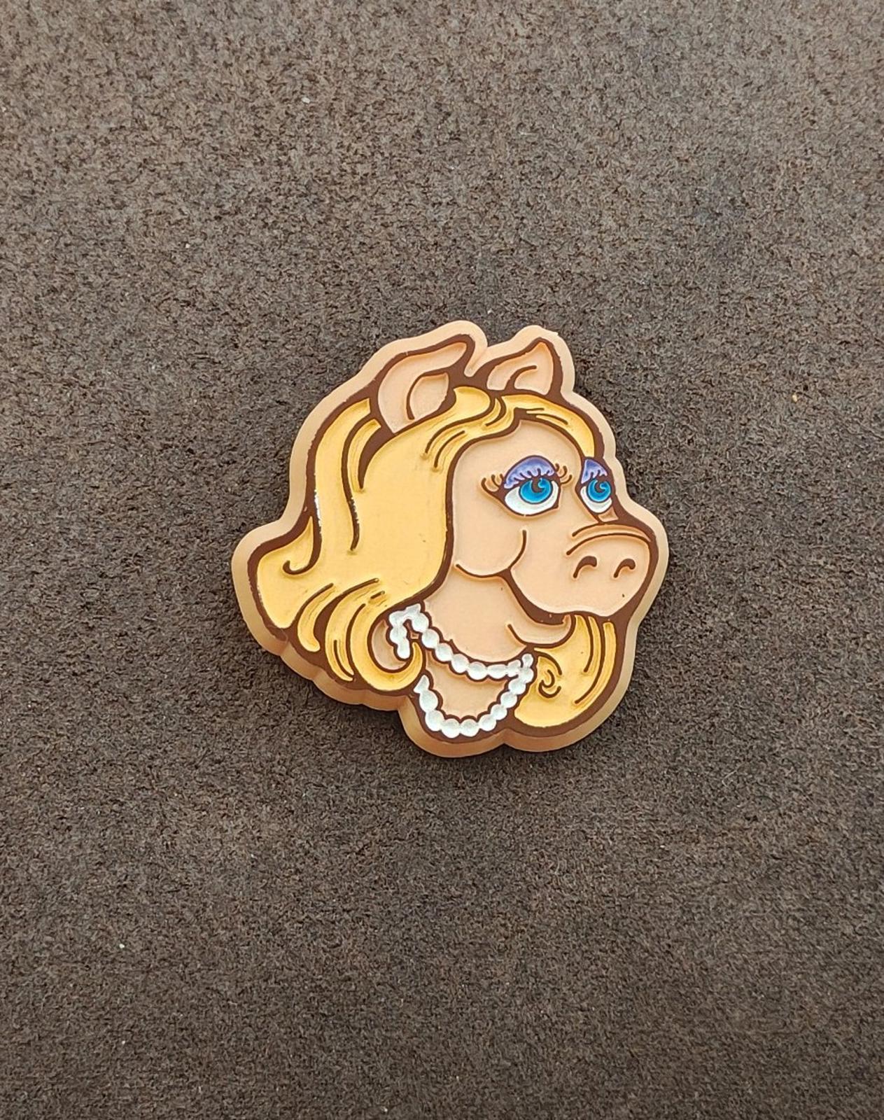 1979 Vintage Muppet Babies Miss Piggy Plastic Pin Brooch