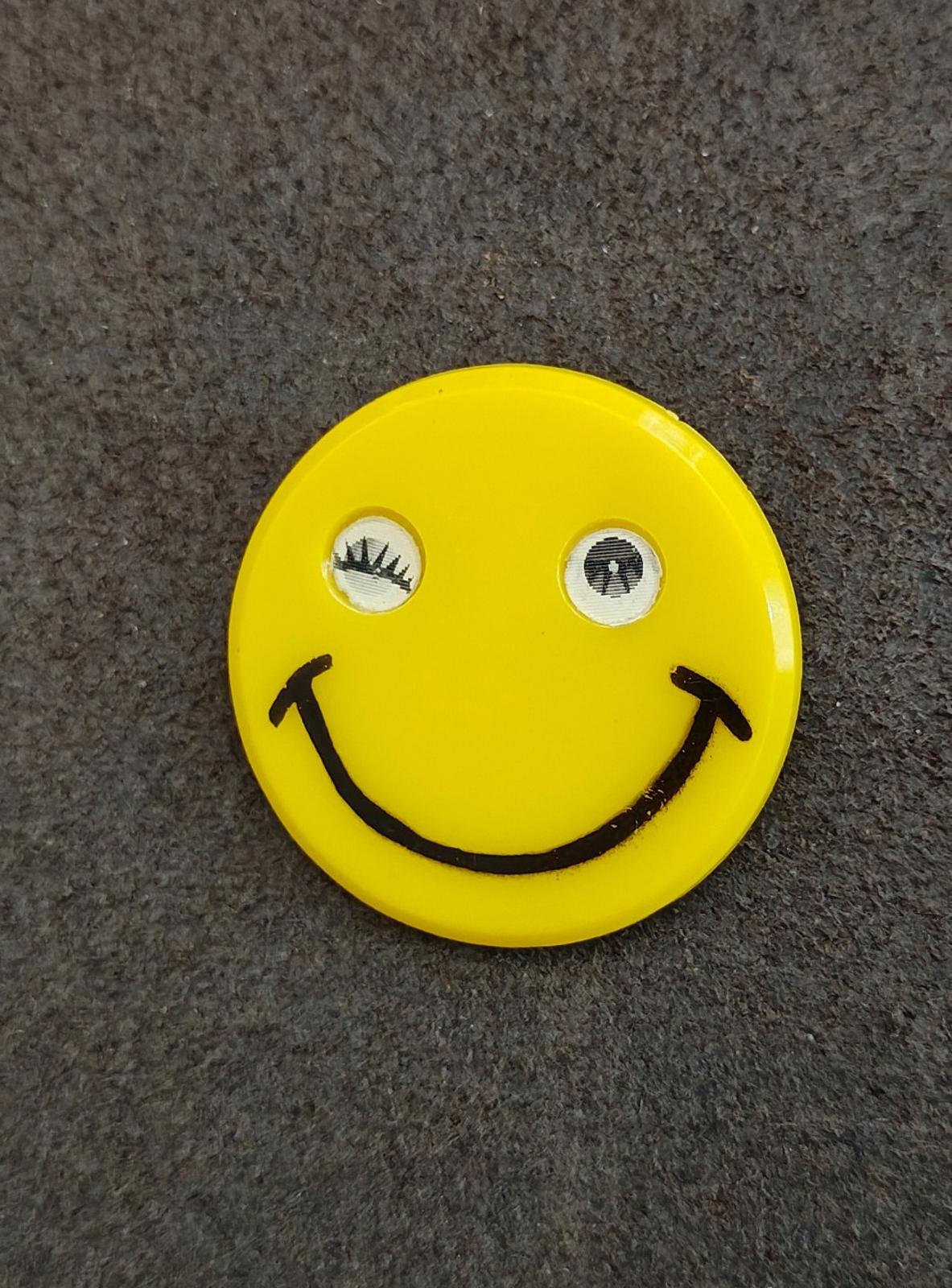 1950/60's Rare HTF Lenticular Winking Yellow Plastic Happy Smiling Face Pin