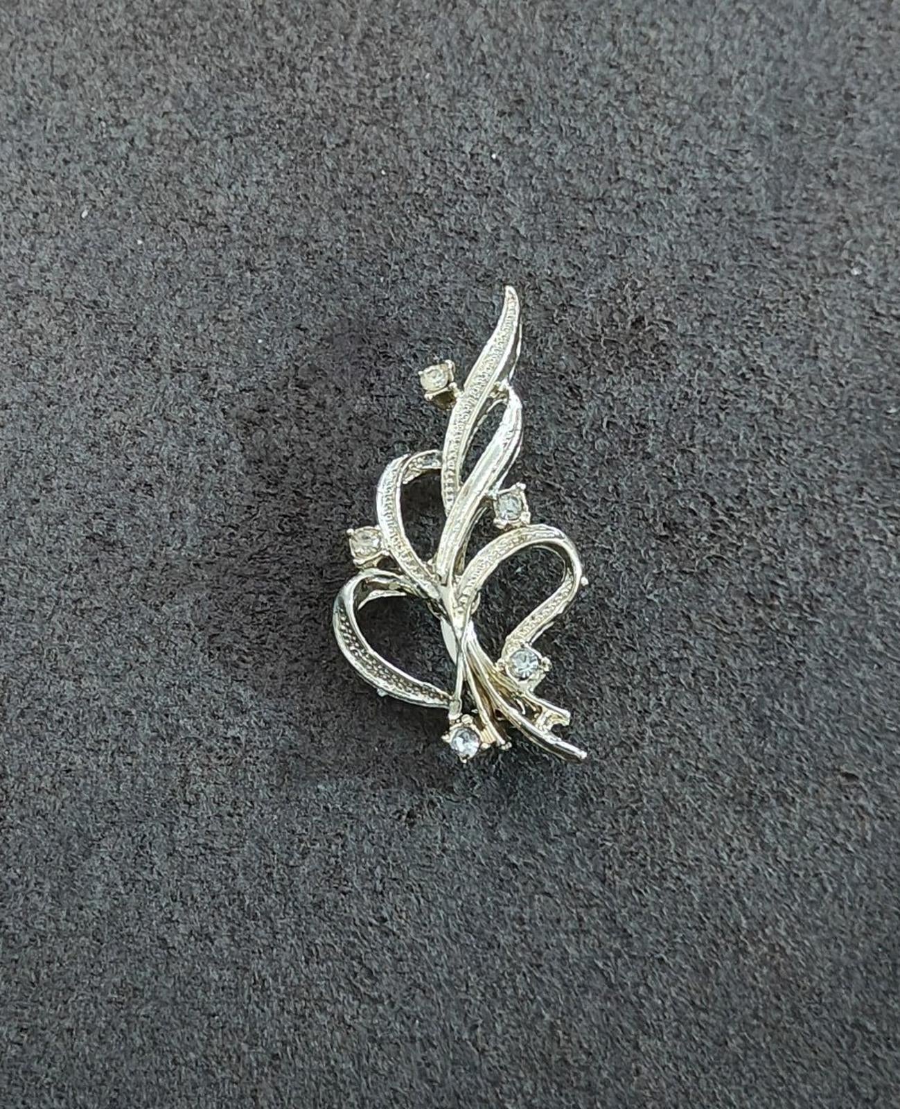 1980s Art Nouveau Style Gold Tone Ribbon Brooch Pin