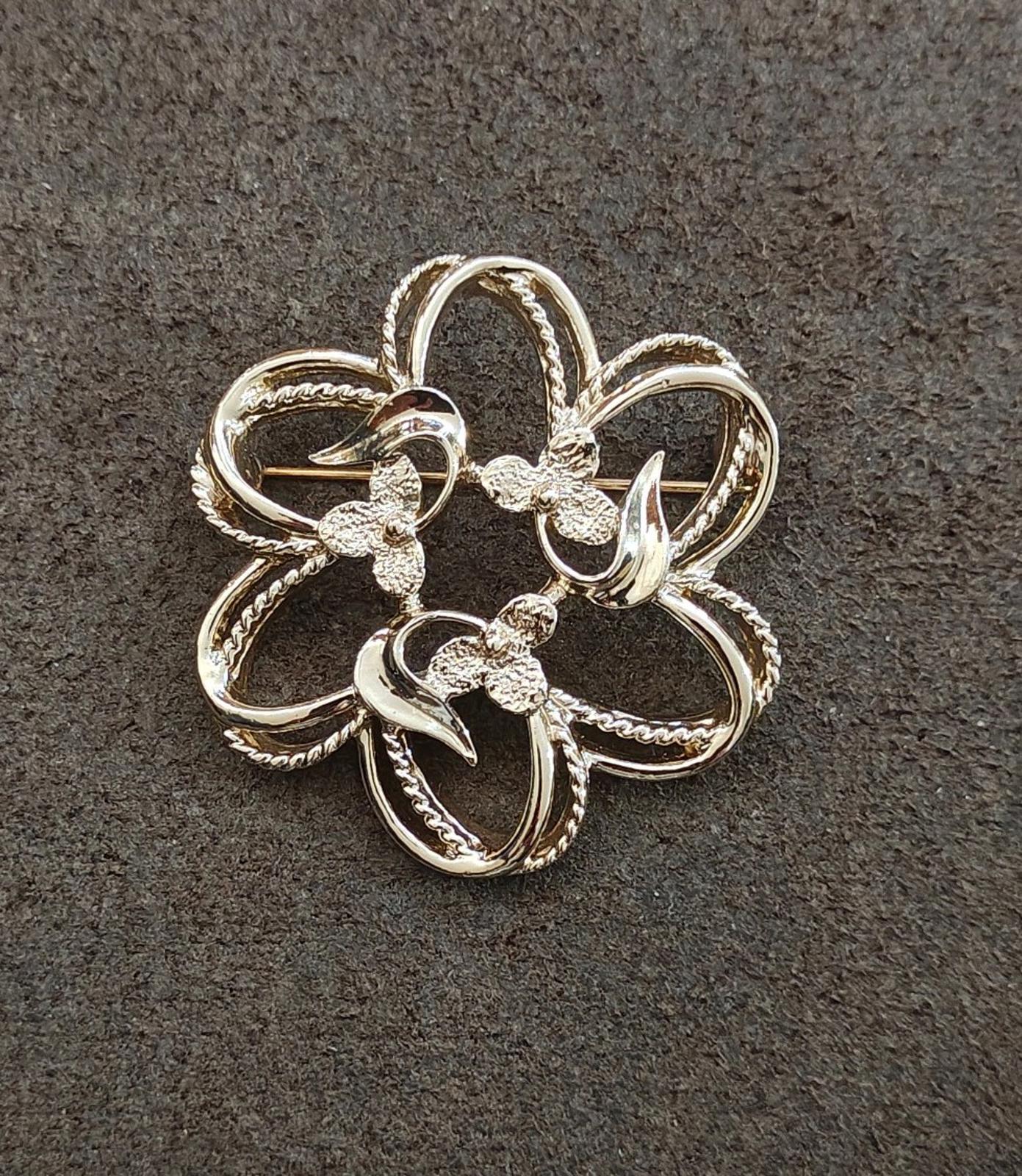 1974 Signed Sarah Coventry Gold Tone Fleurette Brooch