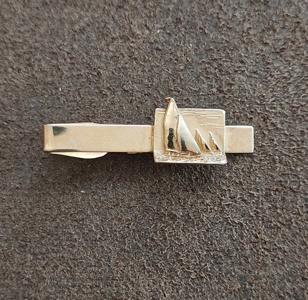 1950s/60s Classic Nautical Elegance Gold Tone Sailboat Tie Bar Clip
