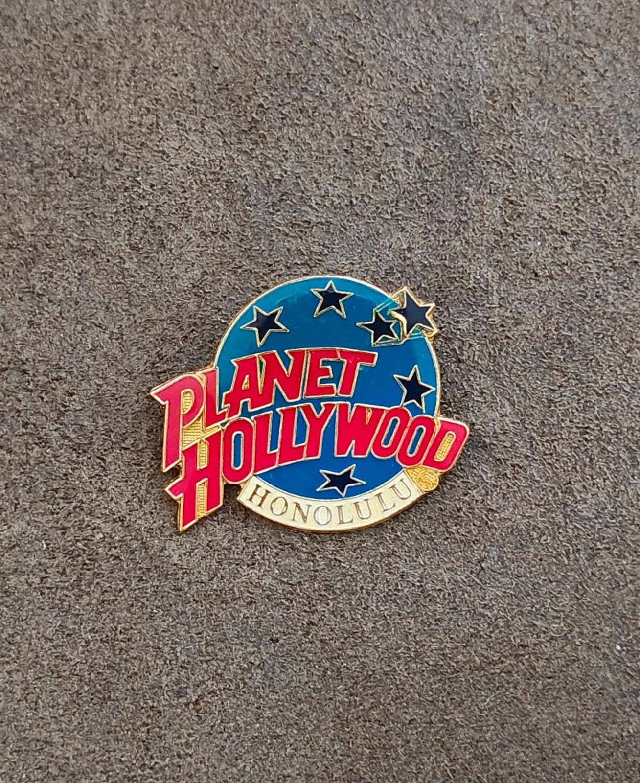 Planet Hollywood Honolulu enamel lapel pin, blue circle with star border and red text