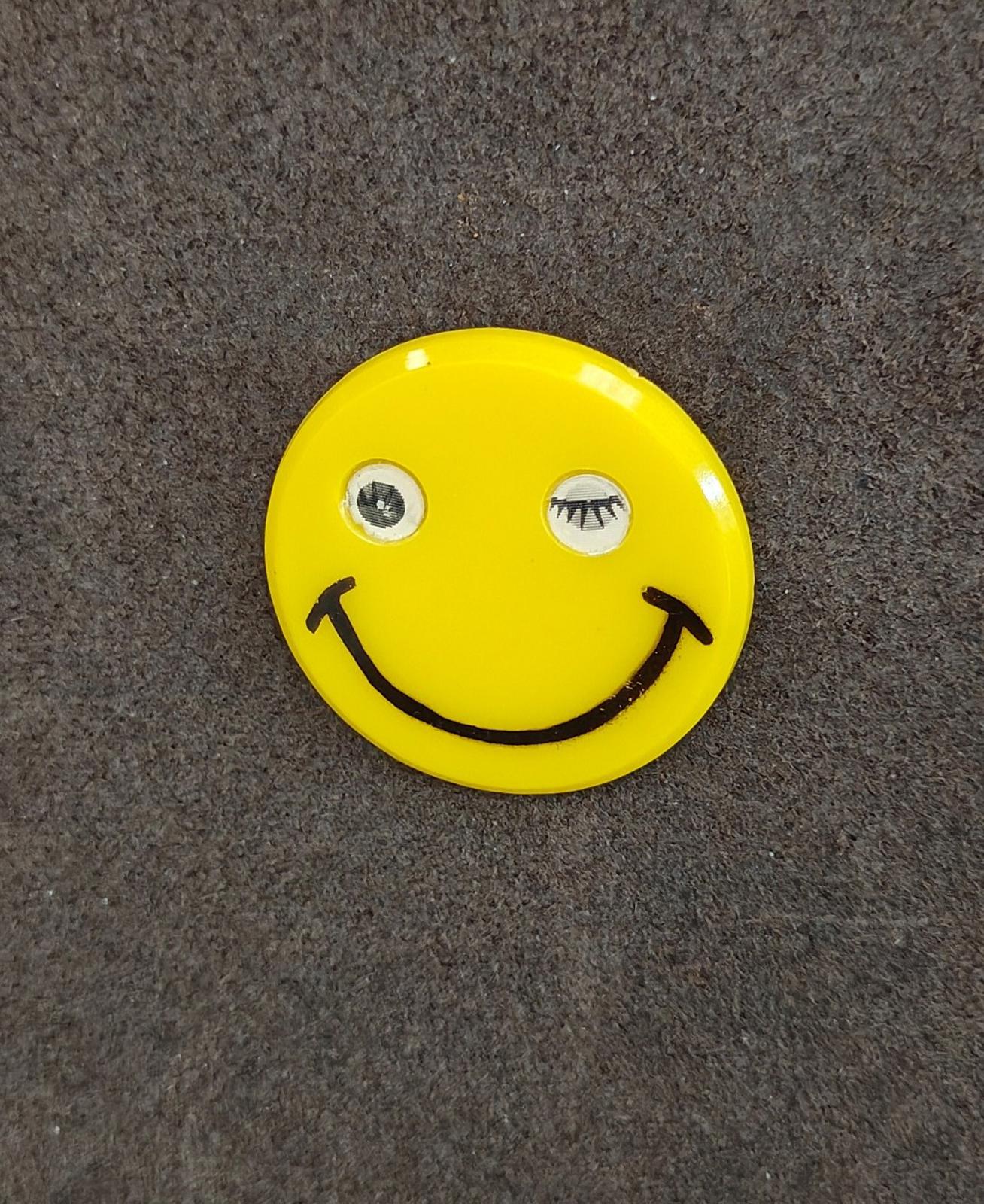 1950/60's Rare HTF Lenticular Winking Yellow Plastic Happy Smiling Face Pin