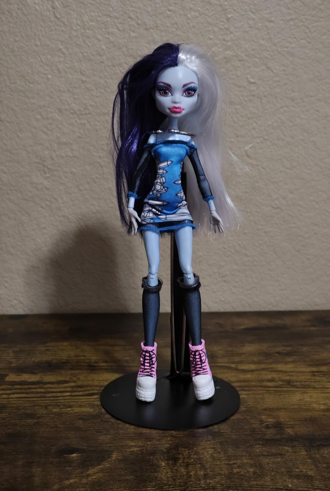 2010 Monster High Abbey Bominable Zombie Doll With Blue Outfit.