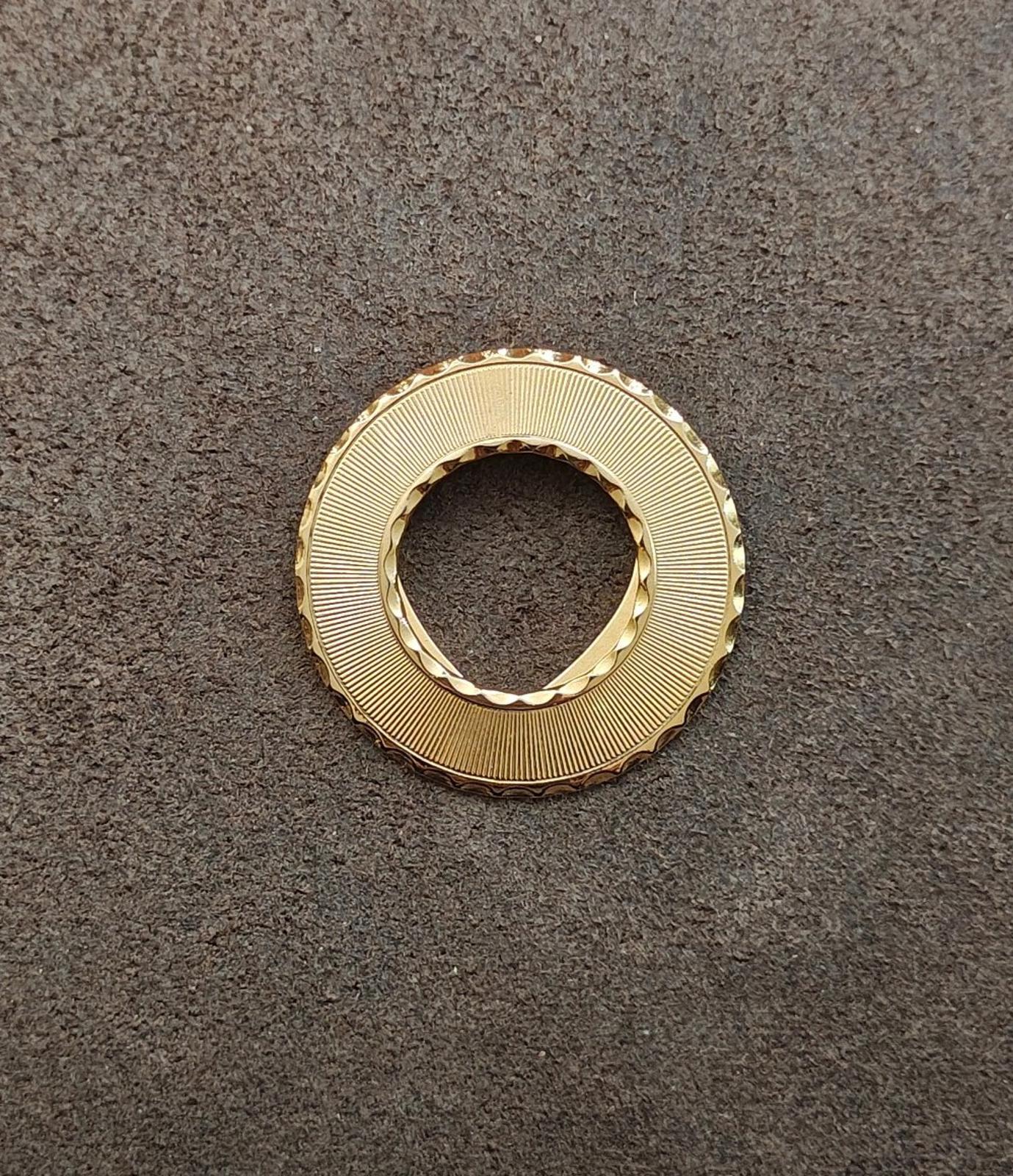 1960/70s Vintage Lieba USA Gold Tone Round Textured Scarf Clip