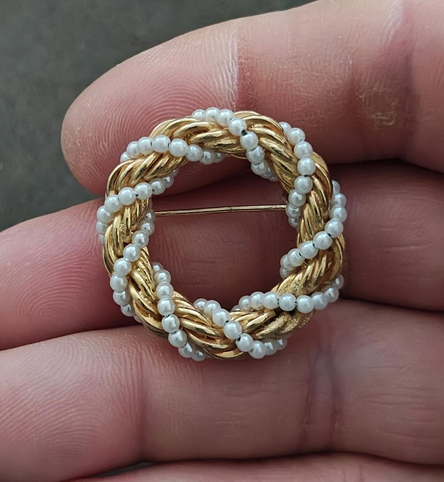 1960s/70s Gold Tone Twisted Rope Braided With Faux Pearls Circle Brooch