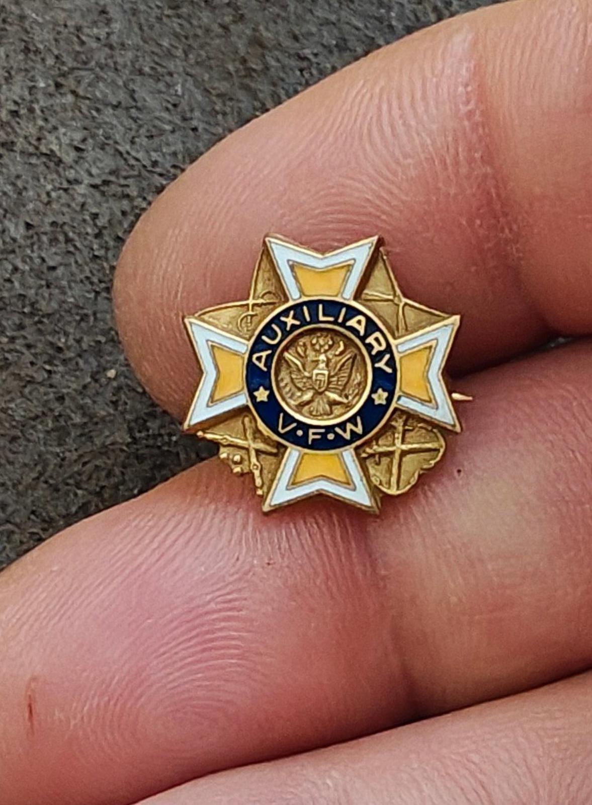 1940's Veterans Of Foreign Wars (VFW) Auxiliary Gold Tone Pin