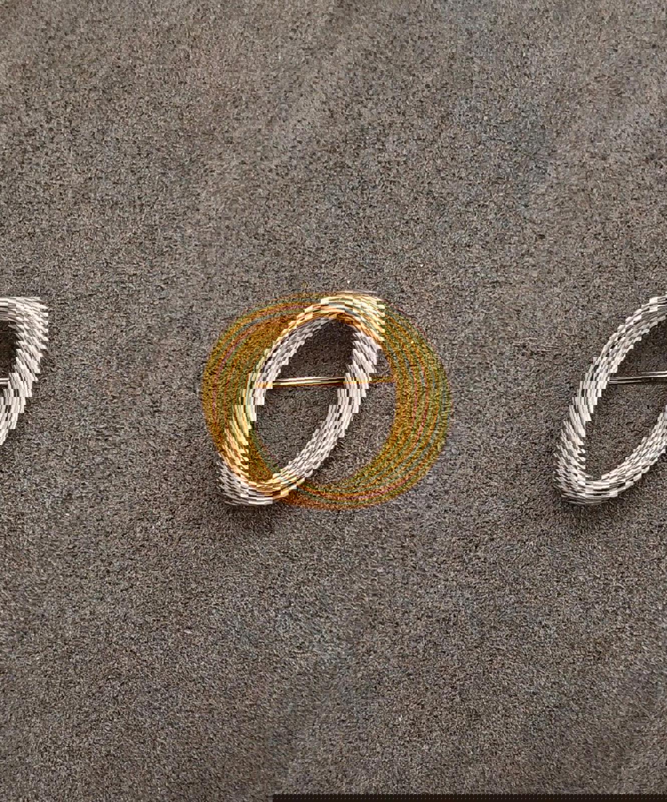 1980's Circle Gold Tone Brooch Pin