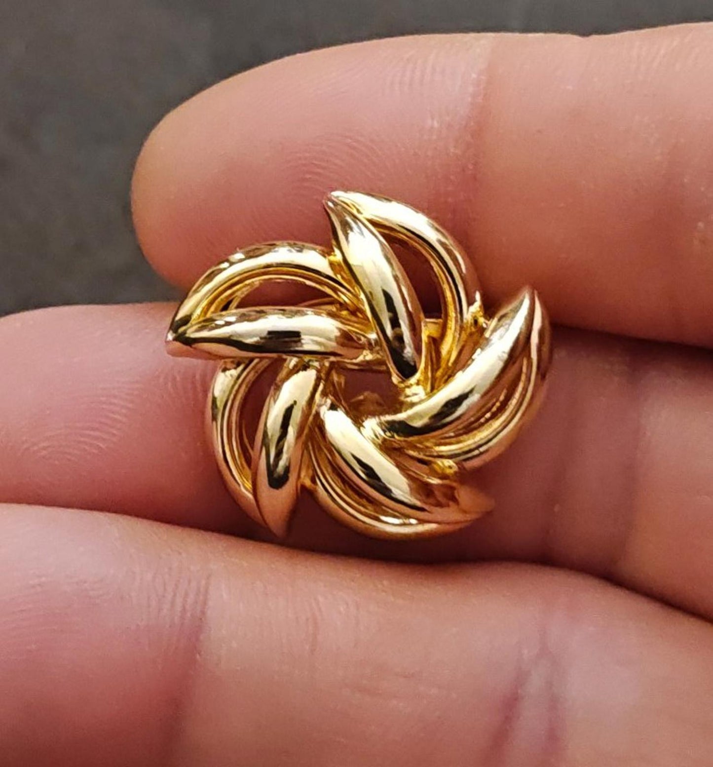 1980s Gold Tone Flower Brooch
