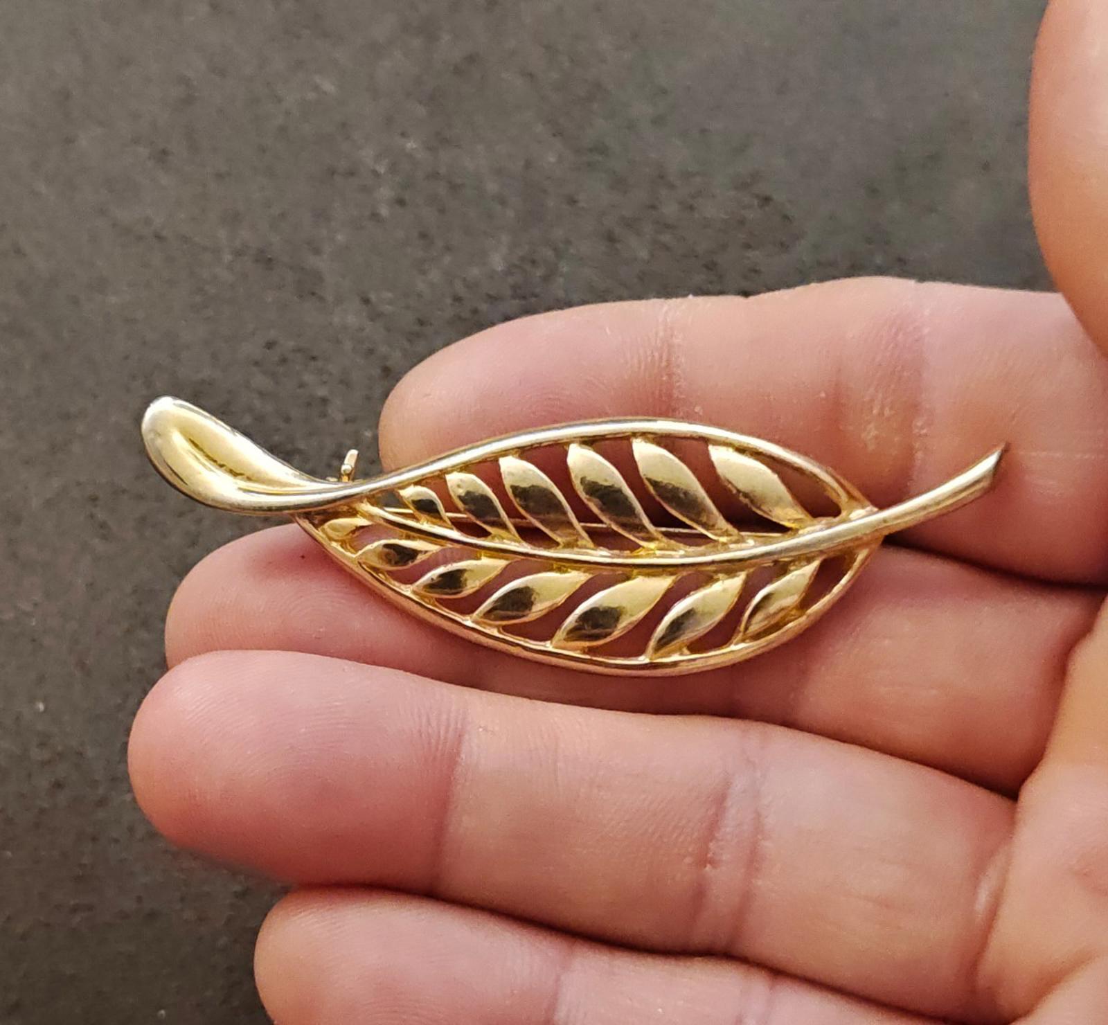 Gold tone leaf brooch with openwork filigree feather motif