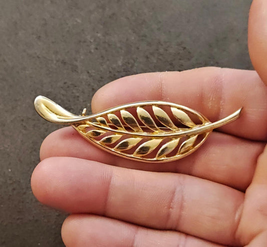 1980s Open Work Gold Tone Feather/Leaf Brooch