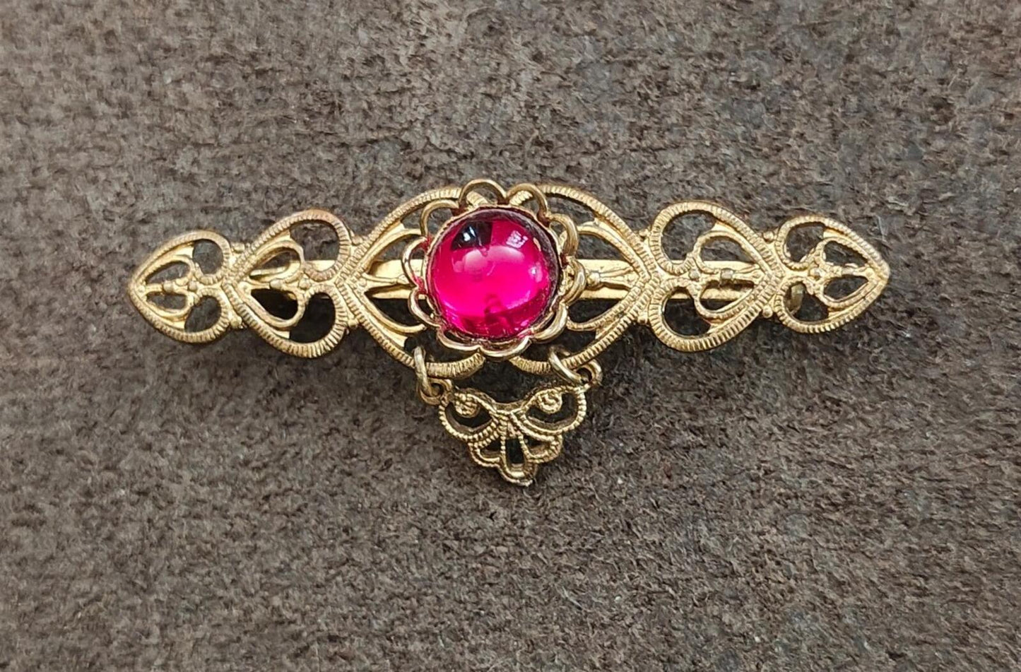 1960s/70s Goldtone Open Sideways Hearts With Center Red Jelly Cabochon Brooch