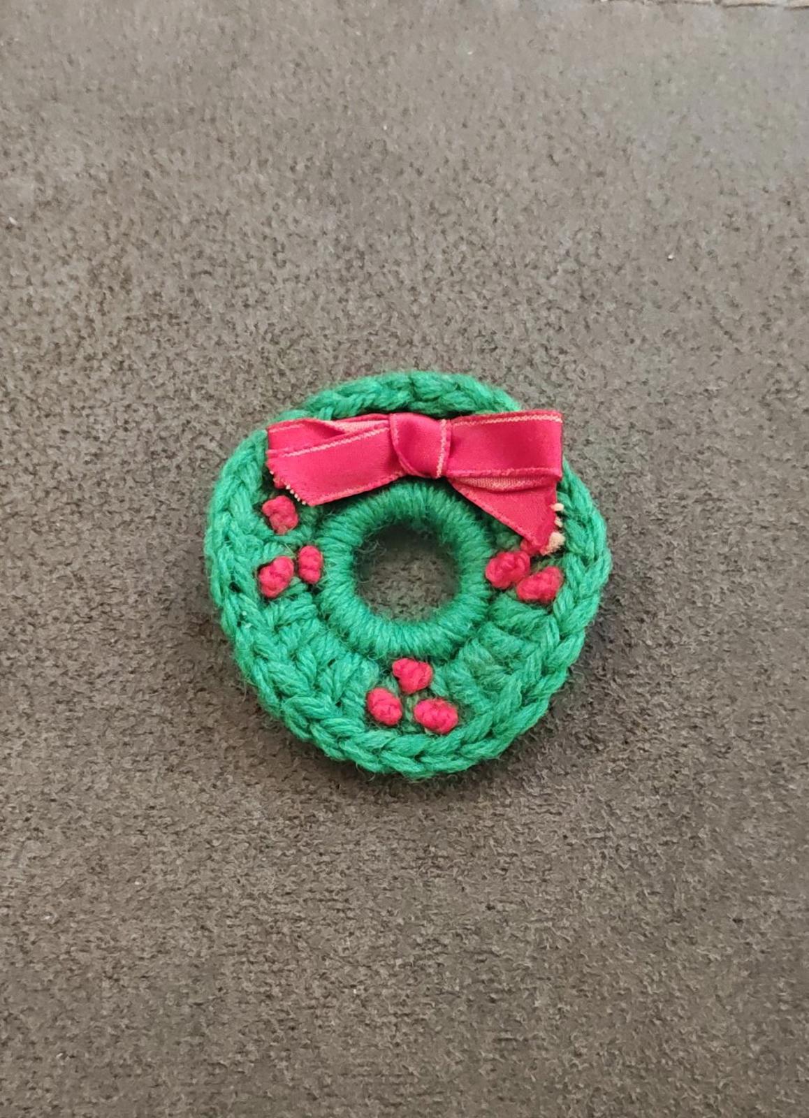 1980s Handcrafted Knitted Christmas Wreath Brooch