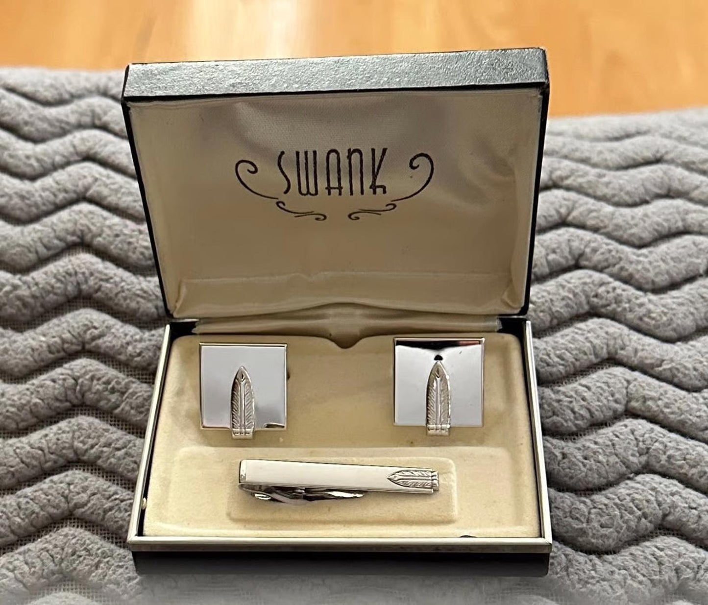 1960/70’s Swank Feather Motif Silver-tone metal cufflinks and tie bar set