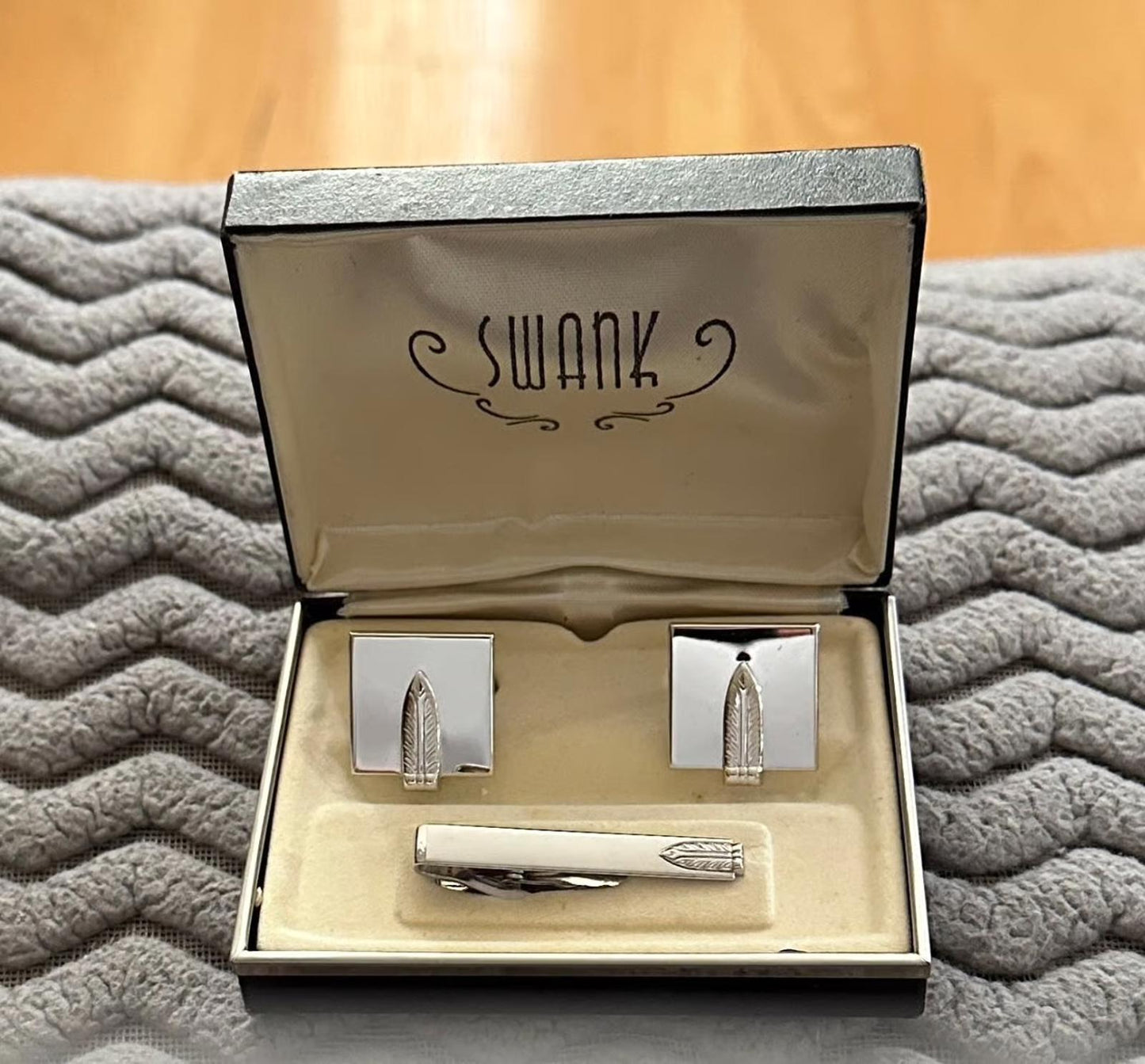 1960/70’s Swank Feather Motif Silver-tone metal cufflinks and tie bar set