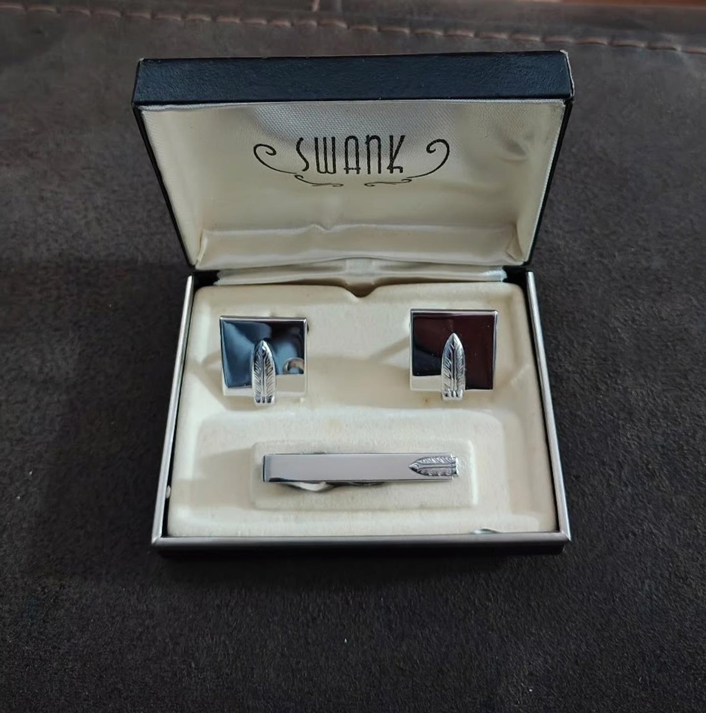 1960/70’s Swank Feather Motif Silver-tone metal cufflinks and tie bar set