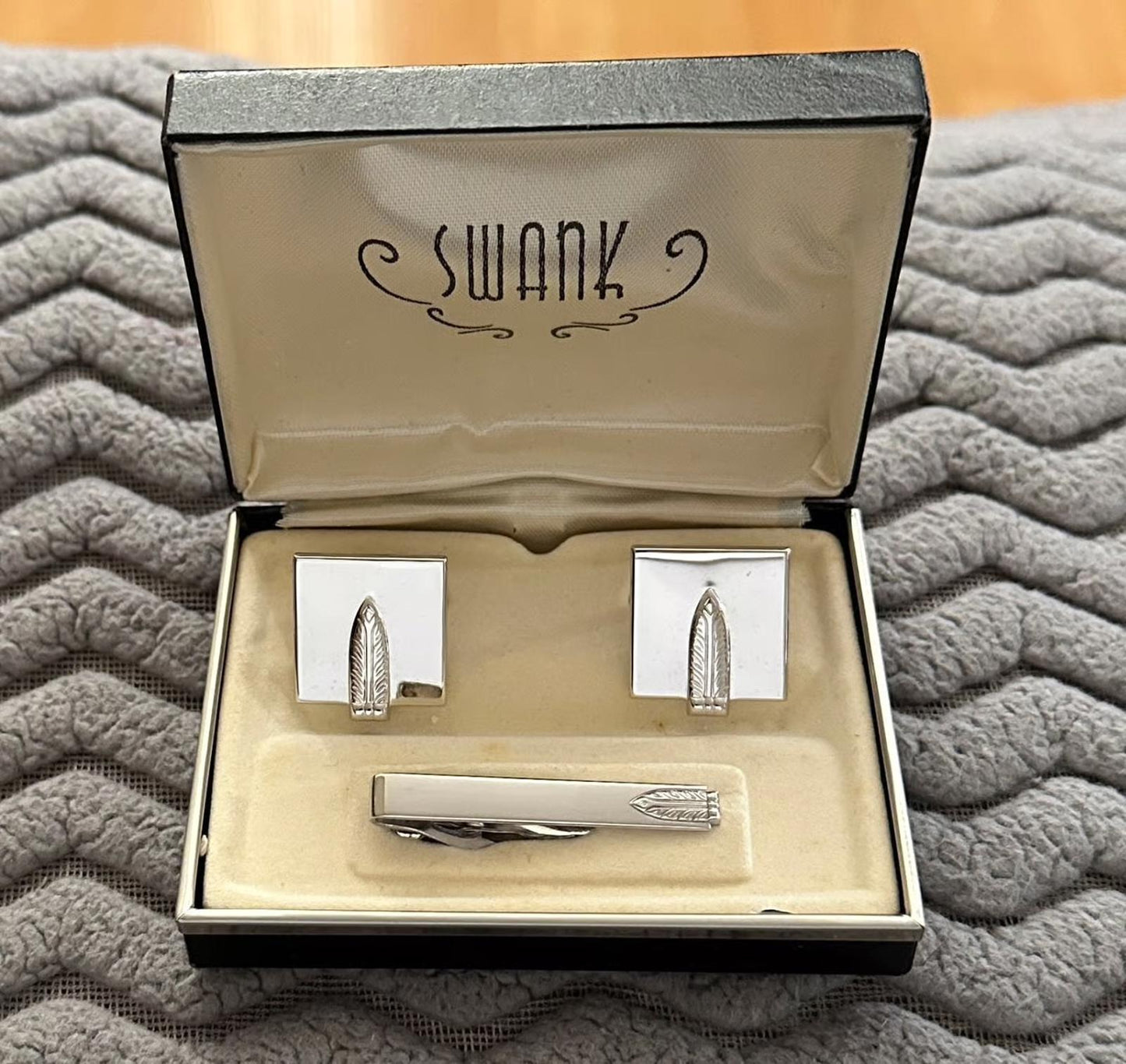1960/70’s Swank Feather Motif Silver-tone metal cufflinks and tie bar set
