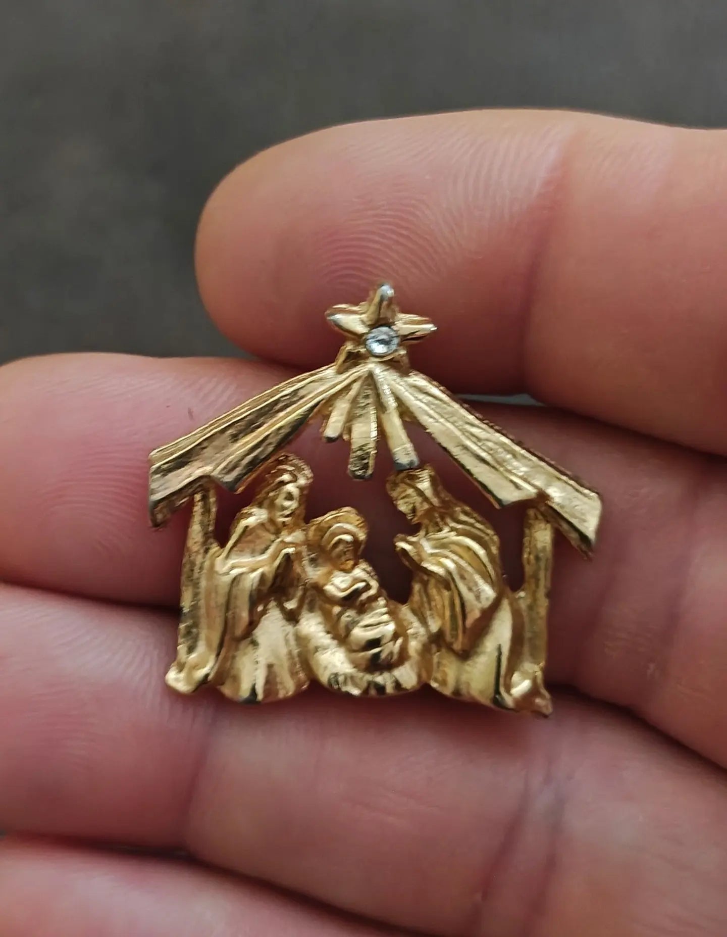 1980’s Nativity Scene Gold Tone Pin