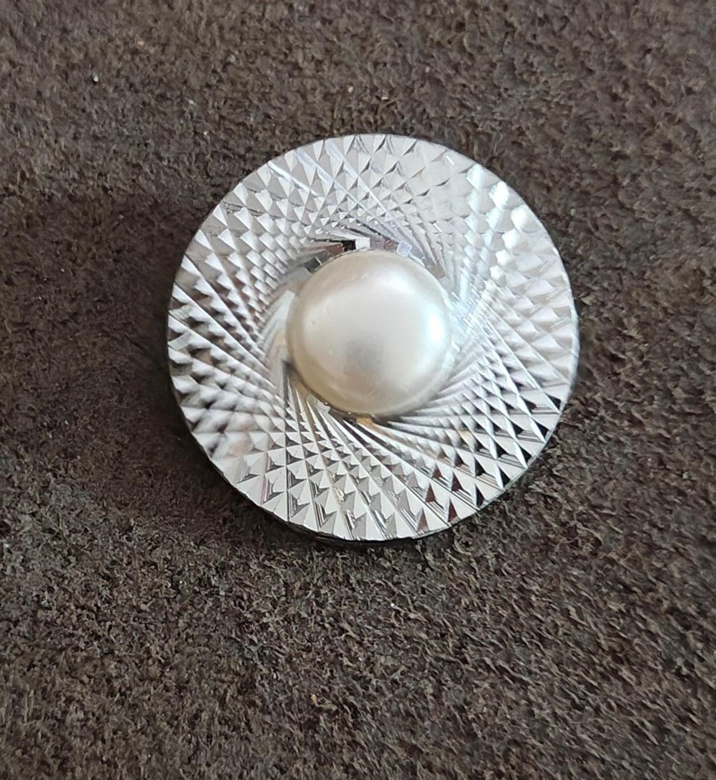 Round silver-tone scarf clip with diamond-cut detail and glossy faux pearl top
