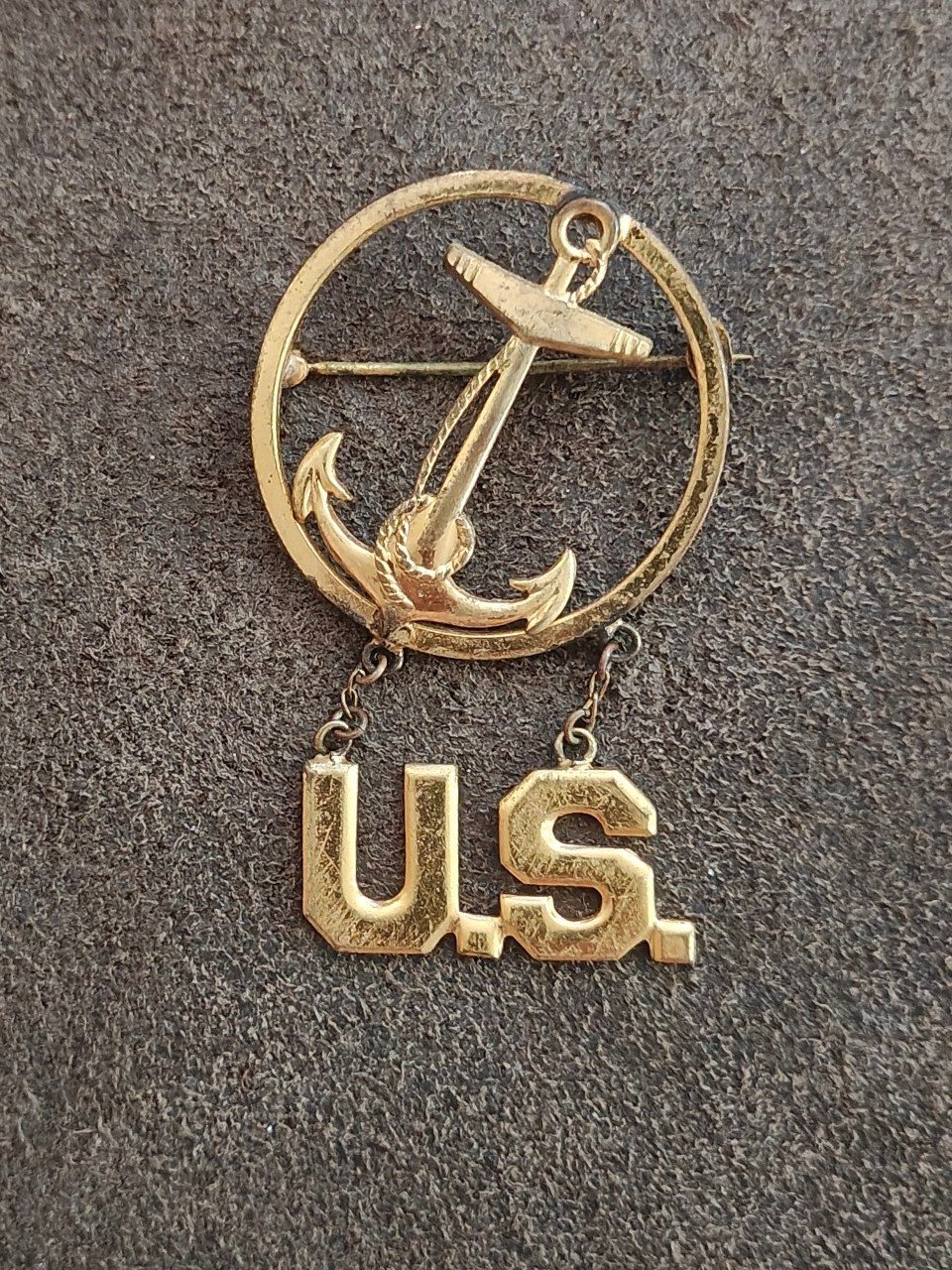 1940s WWII US Navy Gold Tone Anchor & Hanging U.S. Letters Sweetheart Pin.