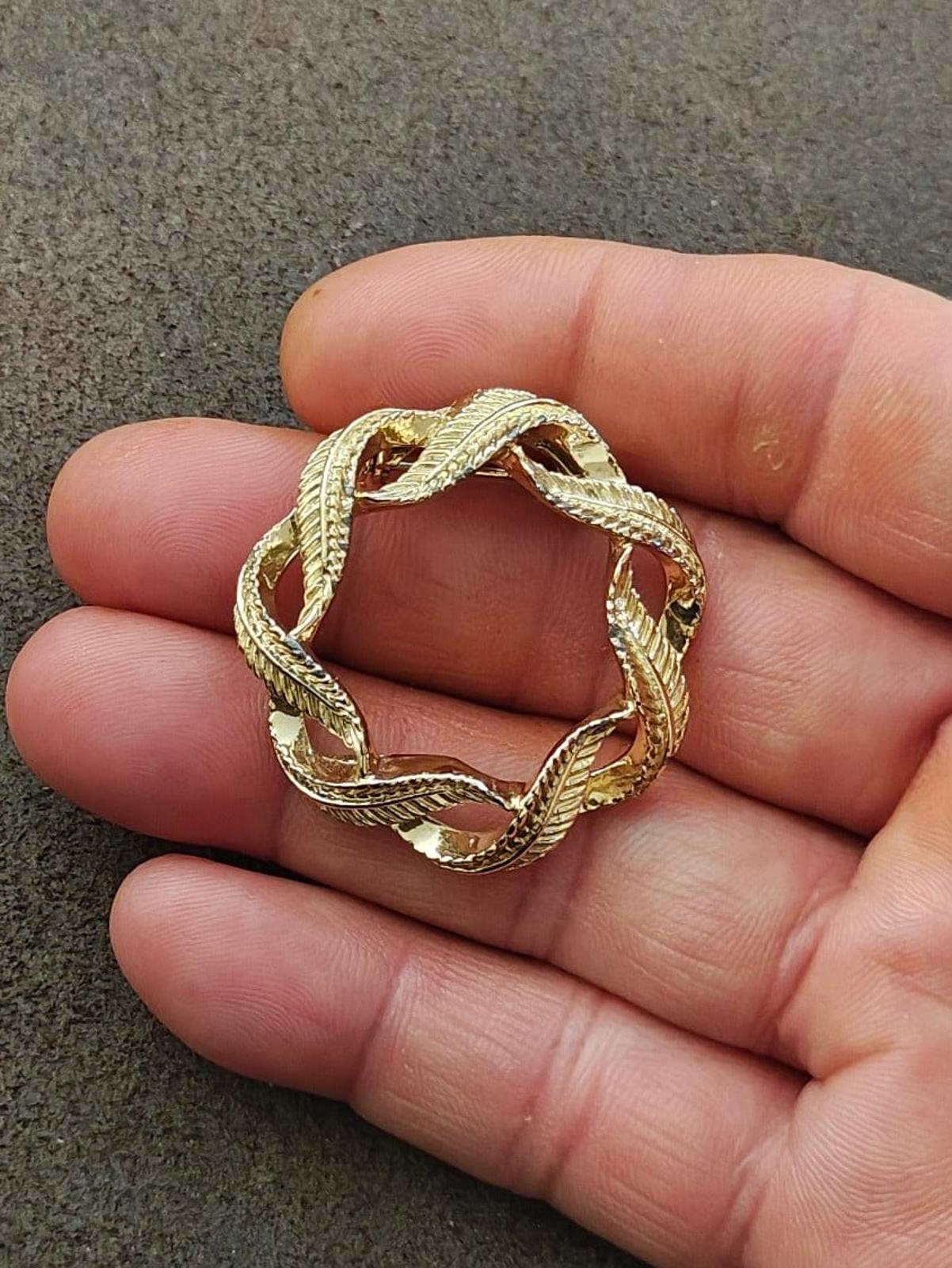 1960s GERRYS Gold Tone Circle Leaves Wreath Brooch Pin