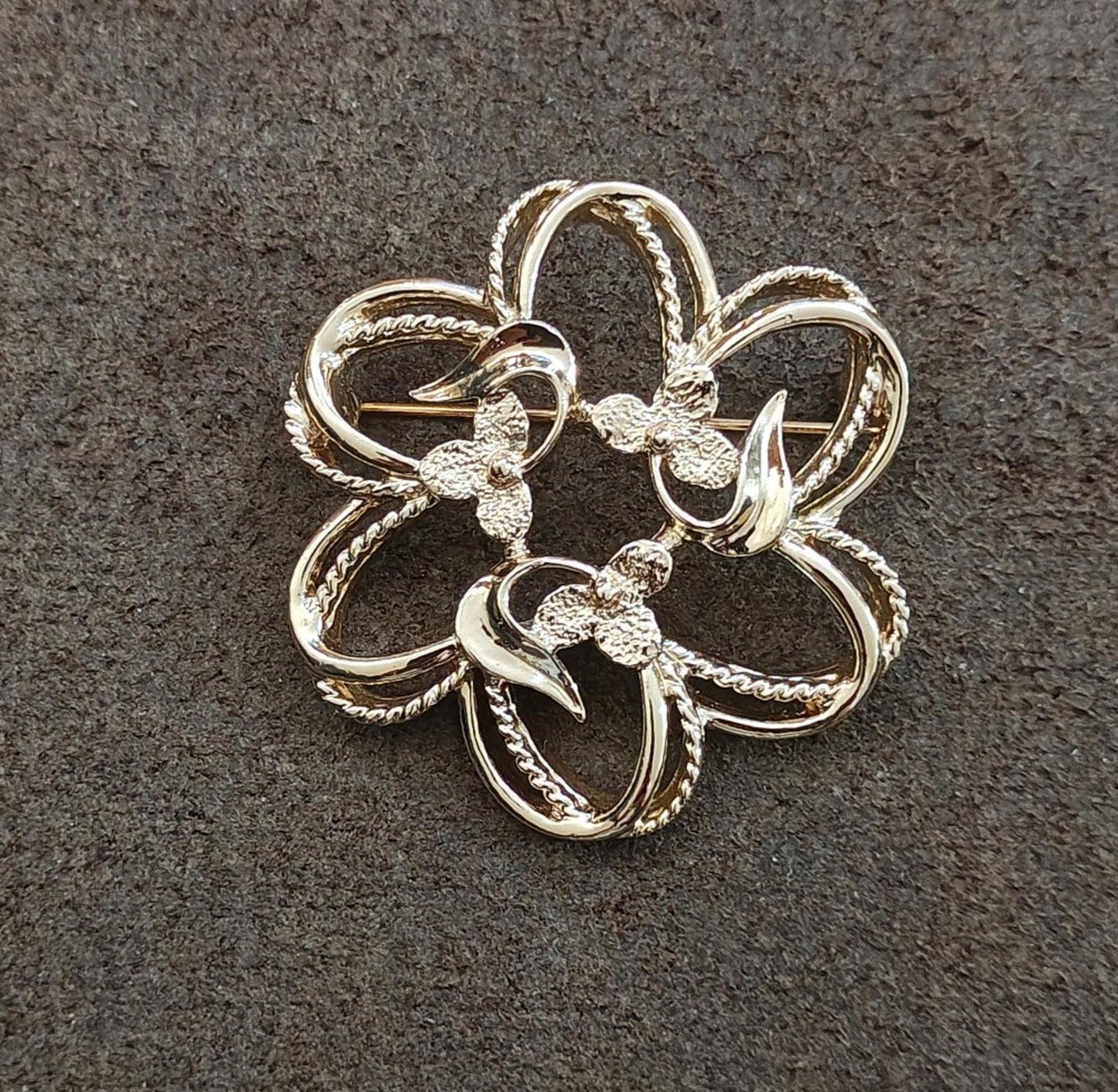 1974 Signed Sarah Coventry Gold Tone Fleurette Brooch