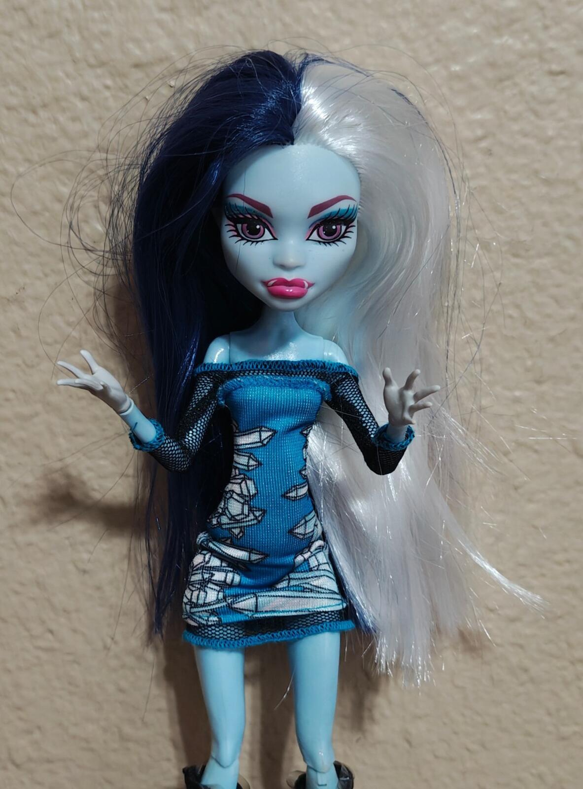 2010 Monster High Abbey Bominable Zombie Doll With Blue Outfit.